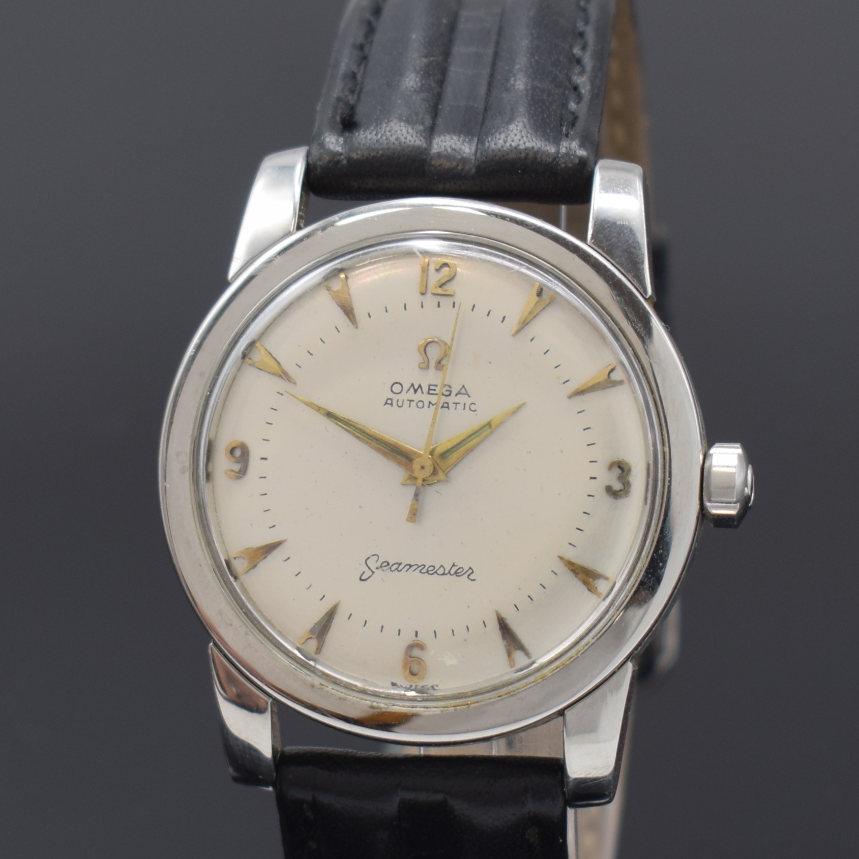 Detail a: OMEGA Seamaster Herrenarmbanduhr Referenz 2575-6 SC in Stahl, Schweiz um 1952, Hammerautomatik, verschr. Geh., orig. Krone, silb. Zifferbl. rest., ...