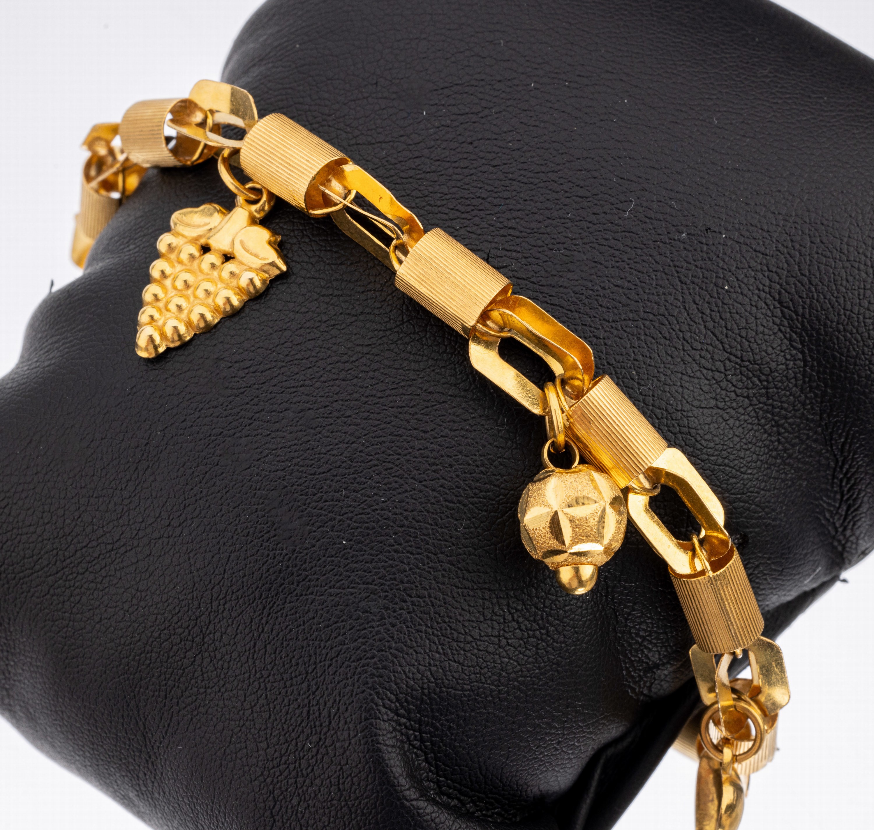 21 kt Gold Armband, GG 875/000, aussergewöhnliche Gestaltung, 5 bewegl. Abhängungen in versch. Formen, L. ca. 21 cm, Federringschliesse, ca. 17.6 g