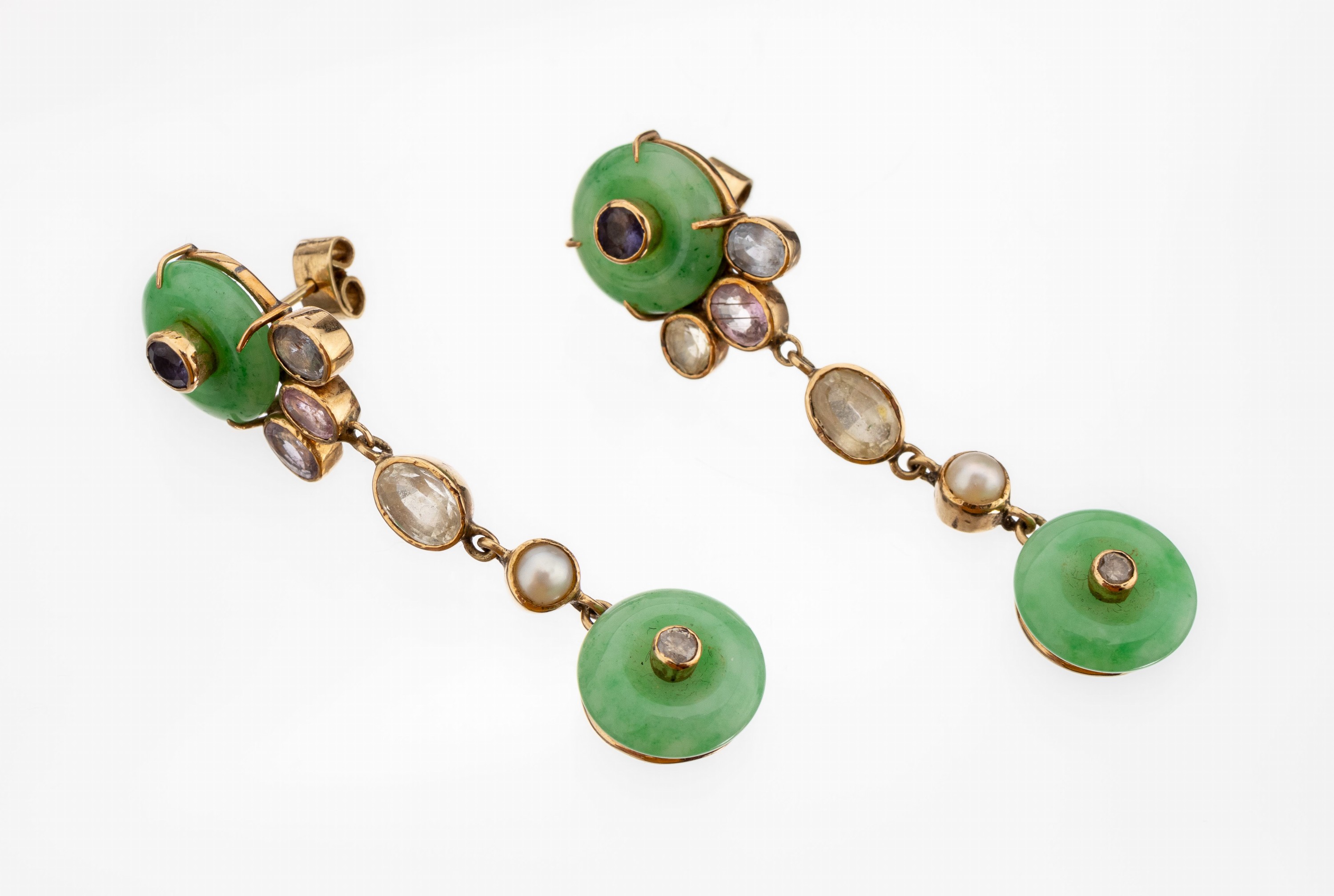 Paar 18 kt Gold Farbstein-Jade-Ohrstecker, GG 750/000 gepr., länglich bewegl., 4 runde Jadescheiben (beh.), 10 oval und rundfacett. Farbsteine, ...