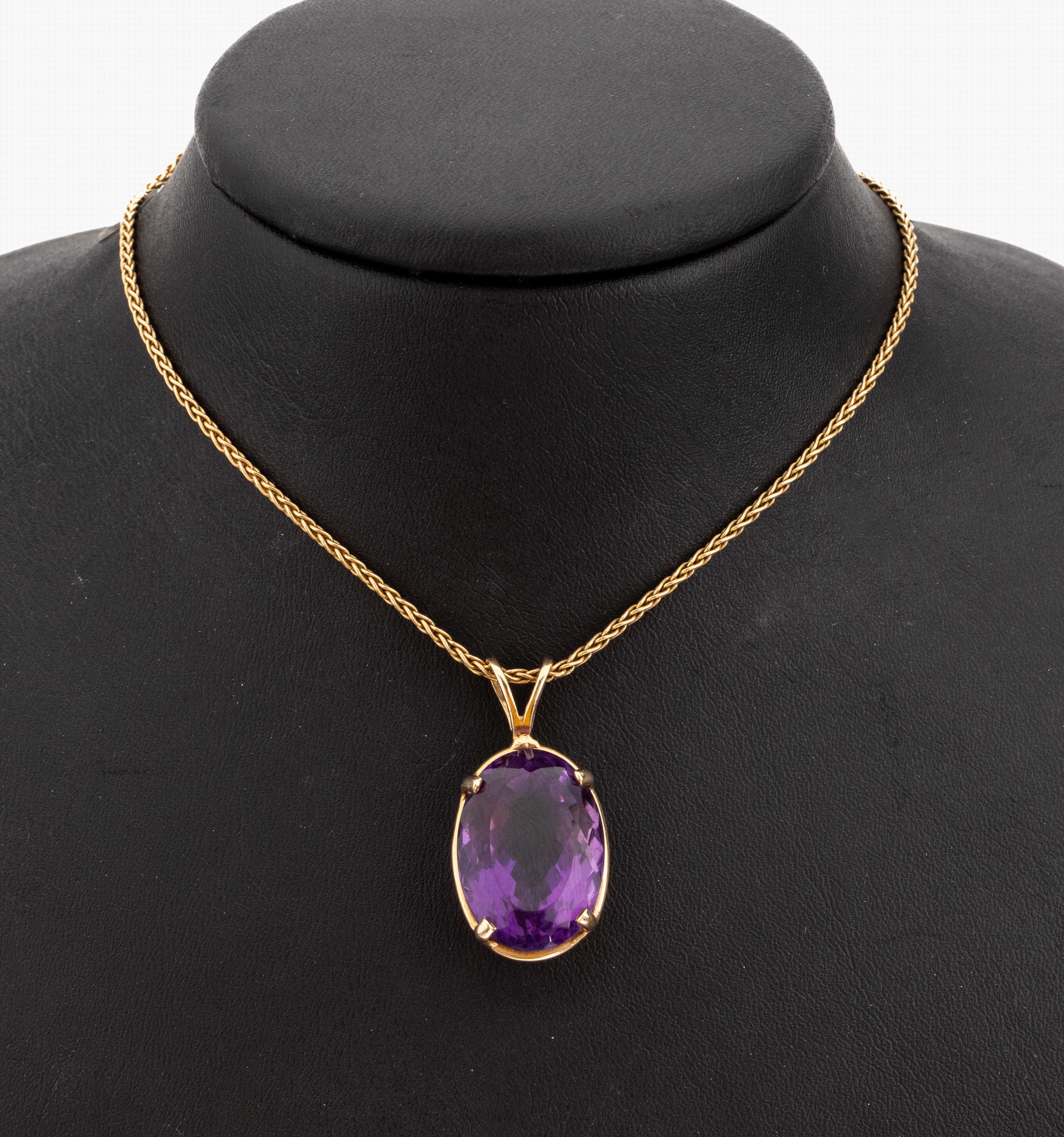 14 kt Gold Amethyst-Anhänger, GG 585/000 gepr., ovalfacett. Amethyst von schöner Farbe ca. 25.0 ct, an Kette, GG 585/000, L. ca. 42 cm, ...