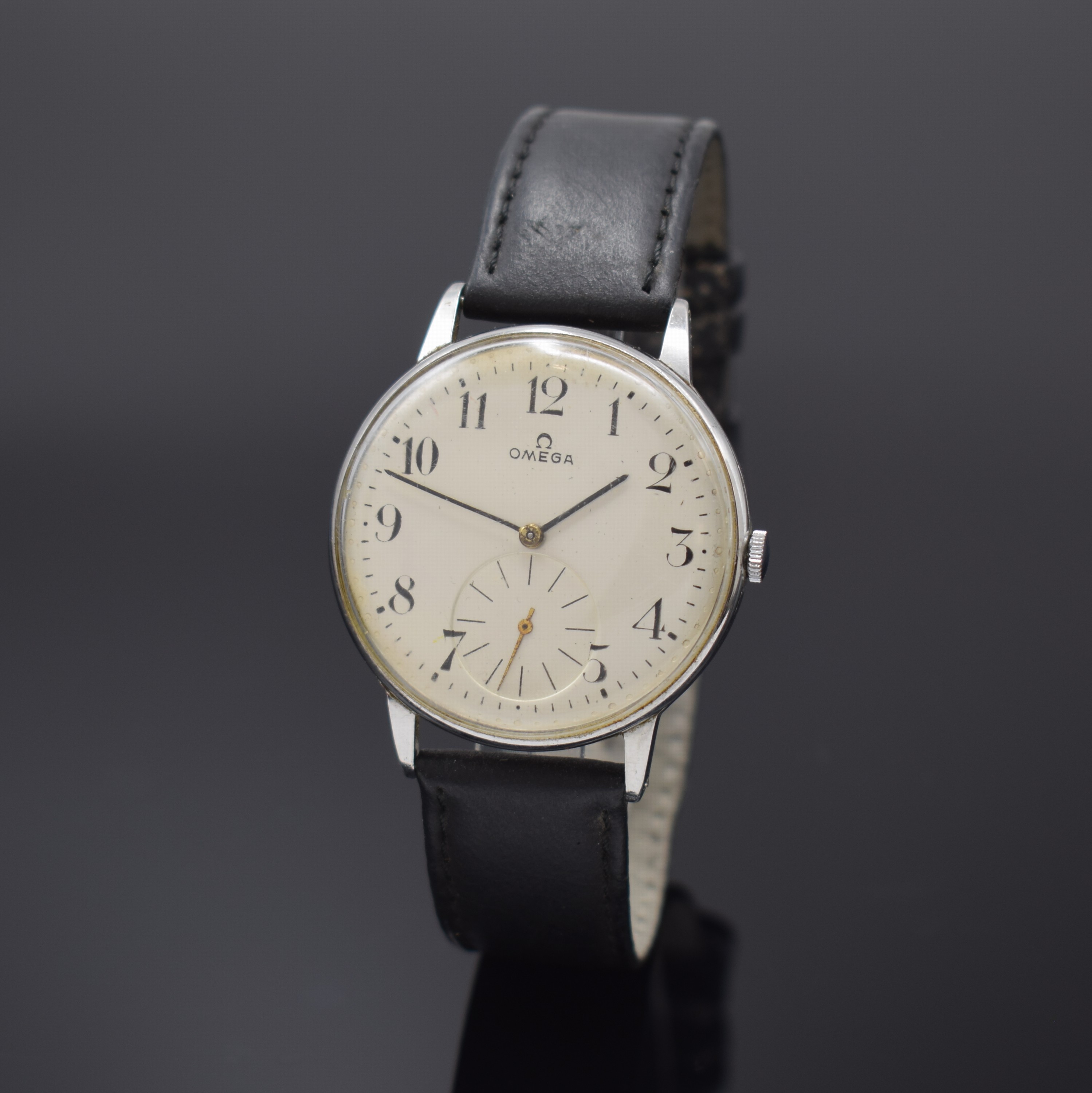 OMEGA Herrenarmbanduhr Referenz 2319-2 in Stahl, Schweiz um 1945, Handaufzug, 3-tlg. -Geh., Boden u. Glasrand aufgedr., silb. Zifferbl. rest., Zeiger ...