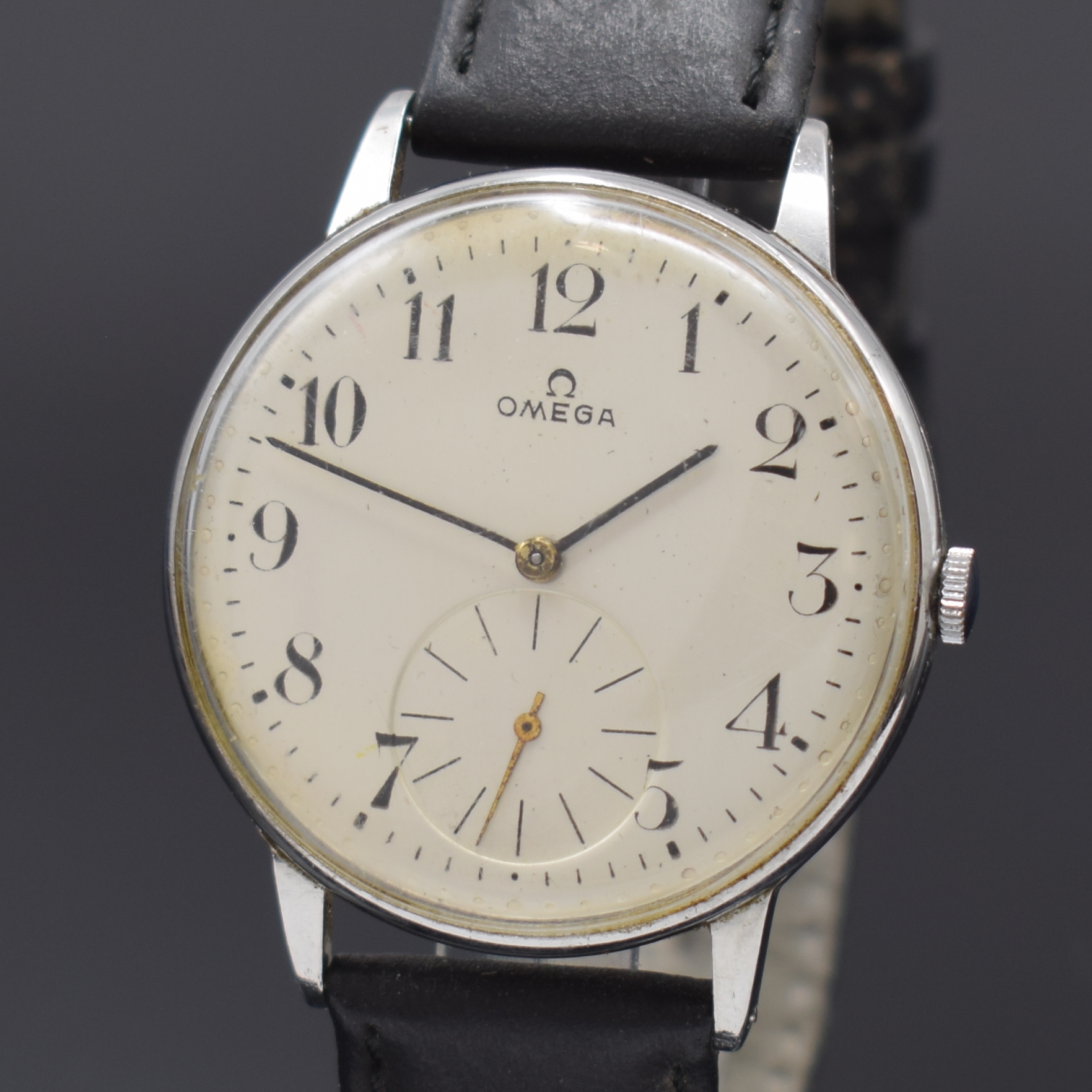 Detail a: OMEGA Herrenarmbanduhr Referenz 2319-2 in Stahl, Schweiz um 1945, Handaufzug, 3-tlg. -Geh., Boden u. Glasrand aufgedr., silb. Zifferbl. rest., Zeiger ...