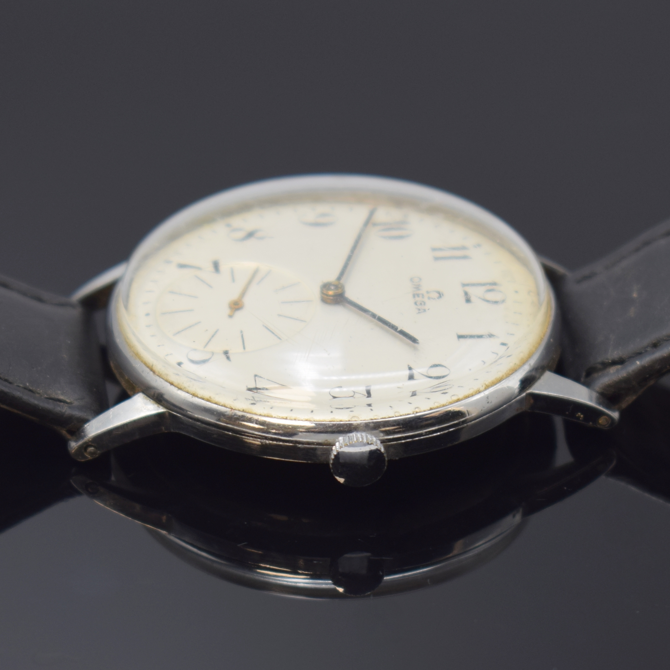 Detail b: OMEGA Herrenarmbanduhr Referenz 2319-2 in Stahl, Schweiz um 1945, Handaufzug, 3-tlg. -Geh., Boden u. Glasrand aufgedr., silb. Zifferbl. rest., Zeiger ...