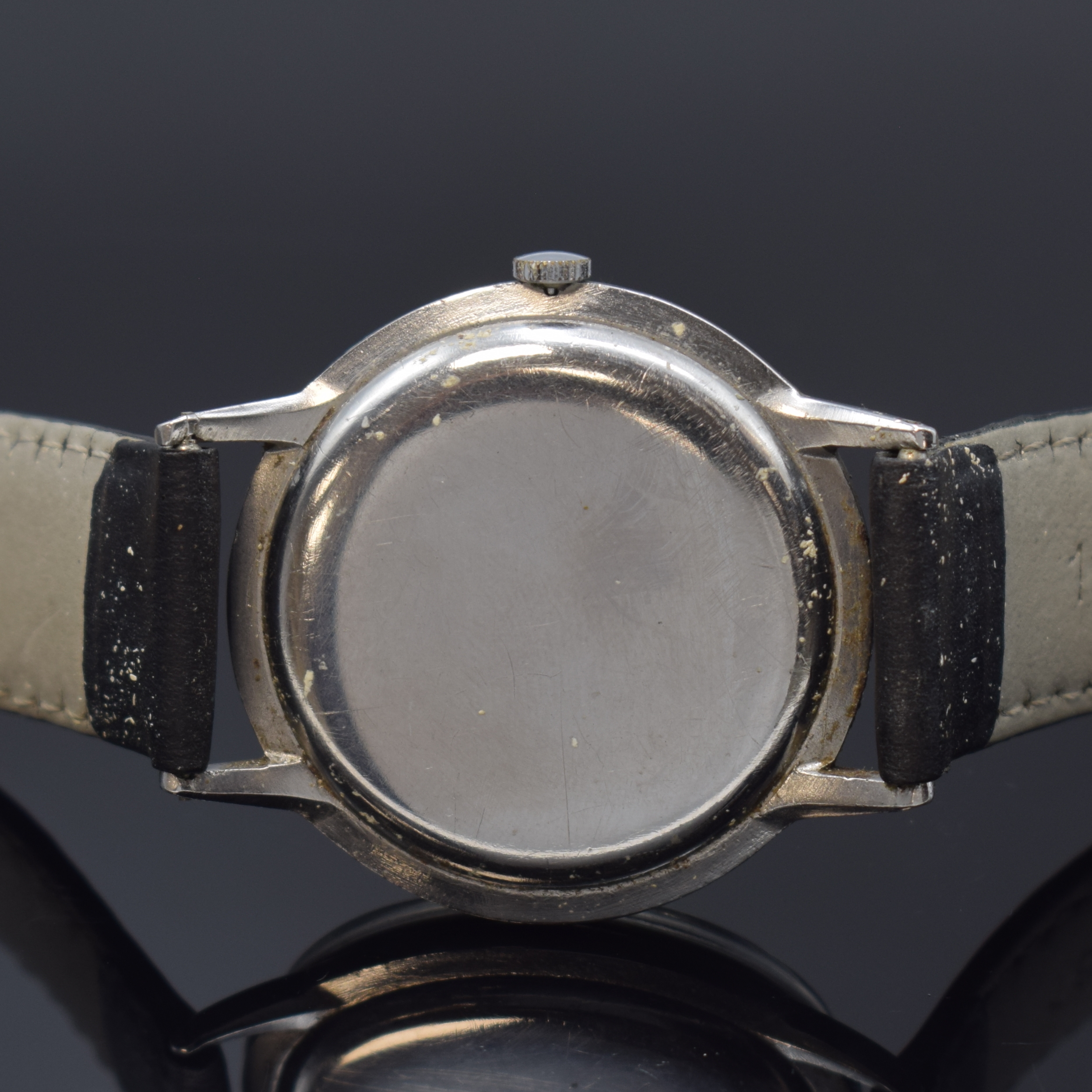 Detail c: OMEGA Herrenarmbanduhr Referenz 2319-2 in Stahl, Schweiz um 1945, Handaufzug, 3-tlg. -Geh., Boden u. Glasrand aufgedr., silb. Zifferbl. rest., Zeiger ...