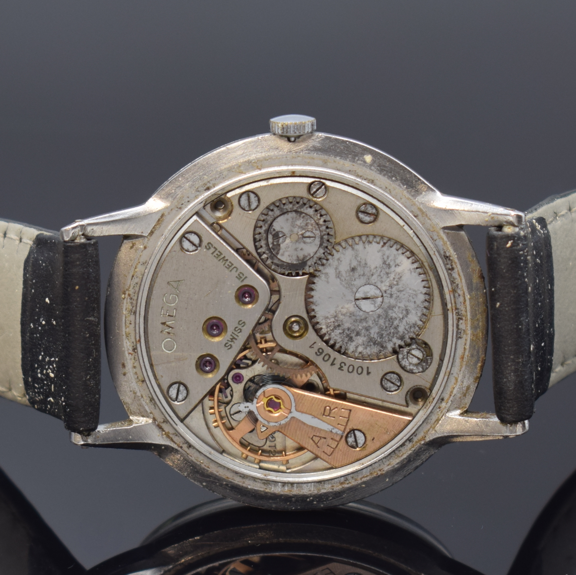 Detail d: OMEGA Herrenarmbanduhr Referenz 2319-2 in Stahl, Schweiz um 1945, Handaufzug, 3-tlg. -Geh., Boden u. Glasrand aufgedr., silb. Zifferbl. rest., Zeiger ...