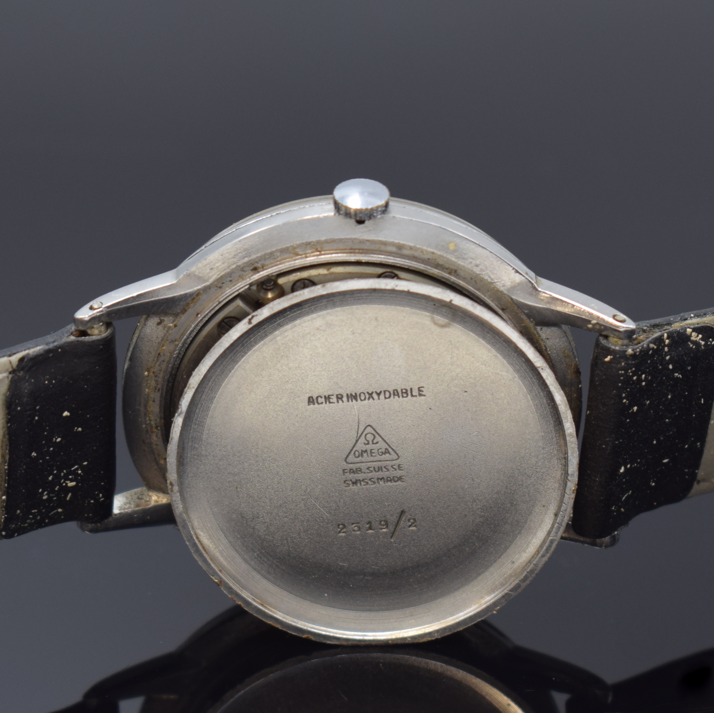 Detail e: OMEGA Herrenarmbanduhr Referenz 2319-2 in Stahl, Schweiz um 1945, Handaufzug, 3-tlg. -Geh., Boden u. Glasrand aufgedr., silb. Zifferbl. rest., Zeiger ...