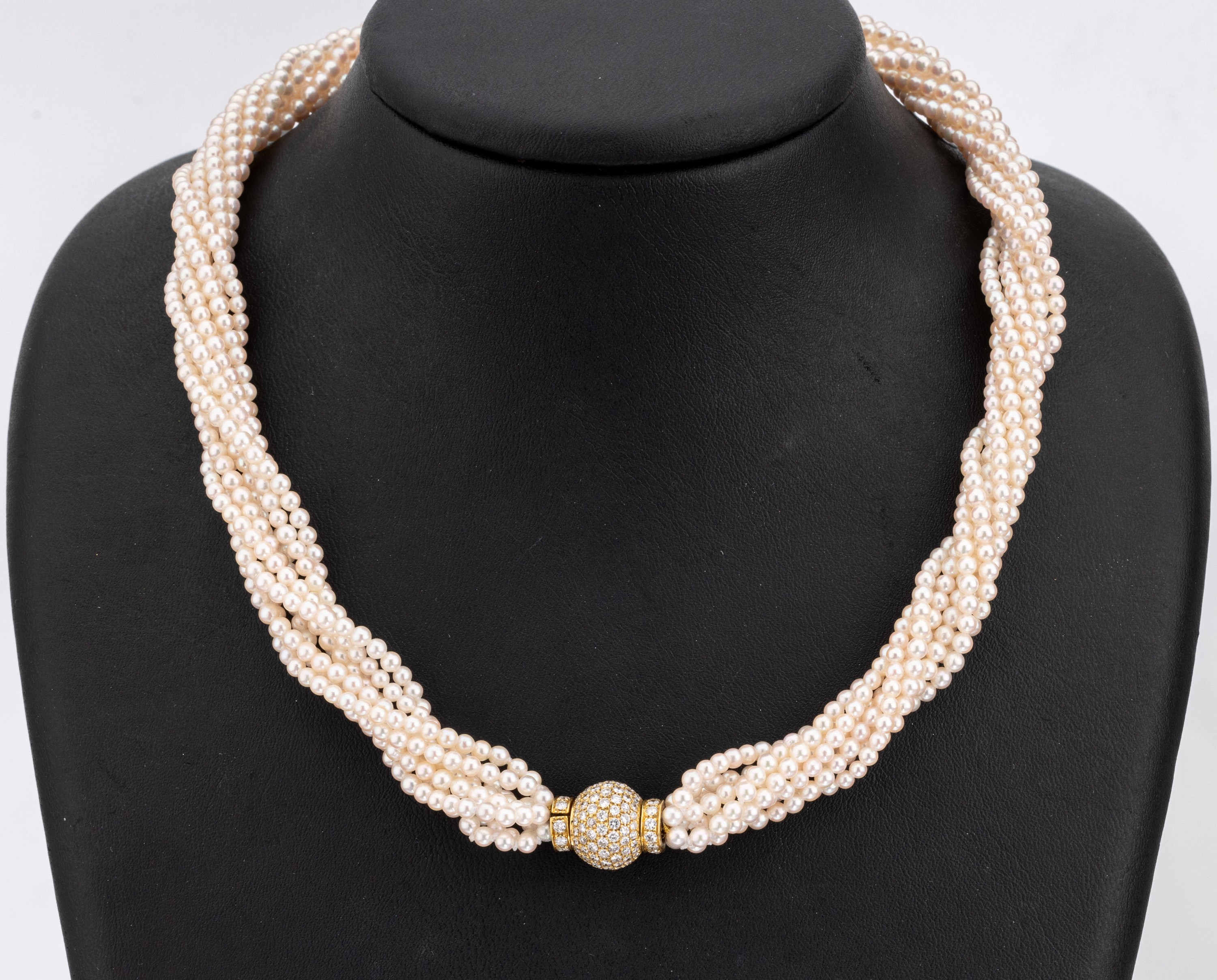 Zuchtperl-Collier mit 18 kt Gold Brillant- Schliesse, GG 750/000, l. rosefarb. Perlen, Kugelschliesse mit ca. 150 Brillanten zus. ca. 2.00 ct ...
