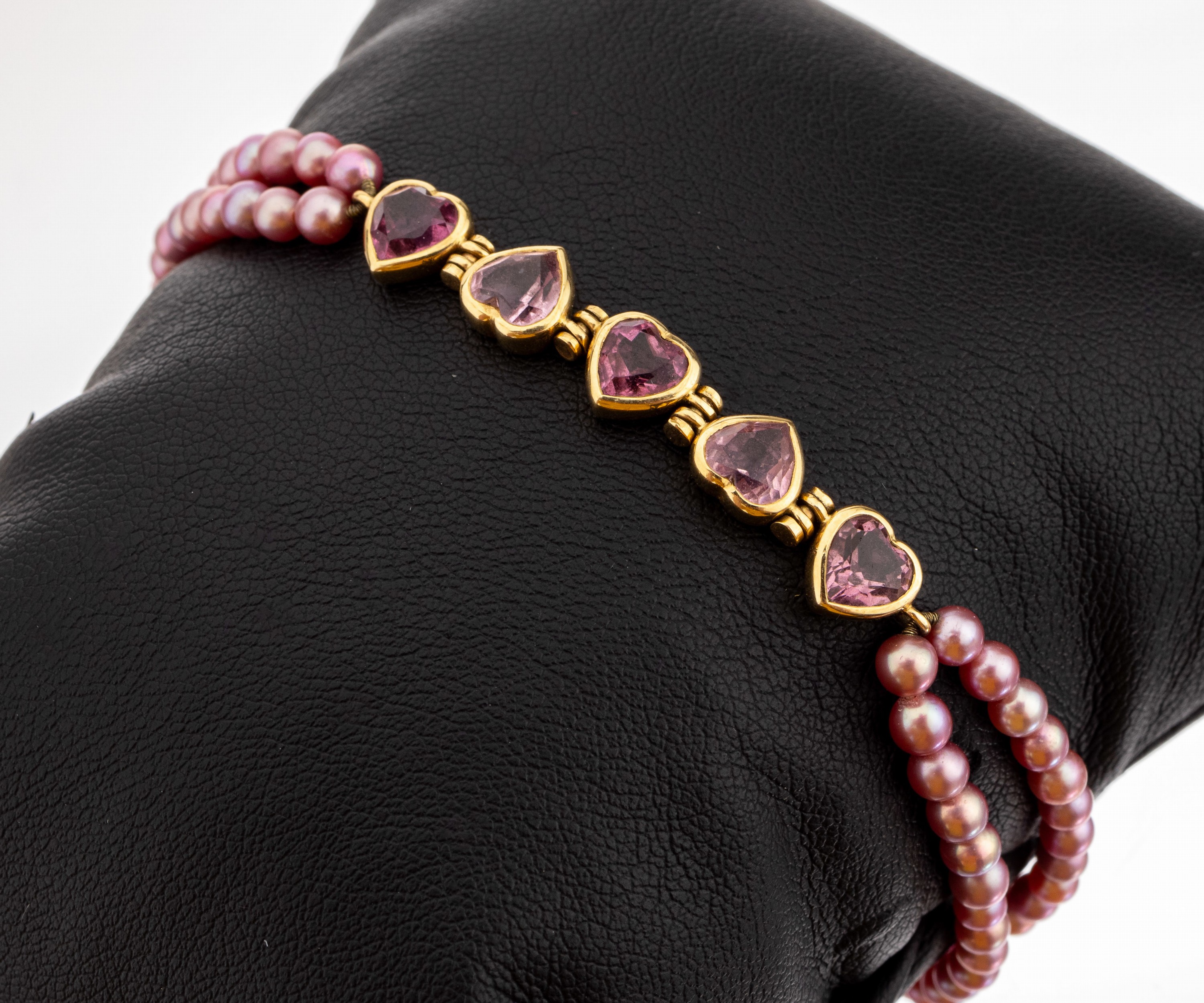 18 kt Gold Turmalin Zuchtperl Armband, GG 750/000, Mittelteil mit 5 facett. Turmalin- herzen zus. ca. 5.00 ct, L. ca. 17.5 cm, Karabinerschliesse, ...