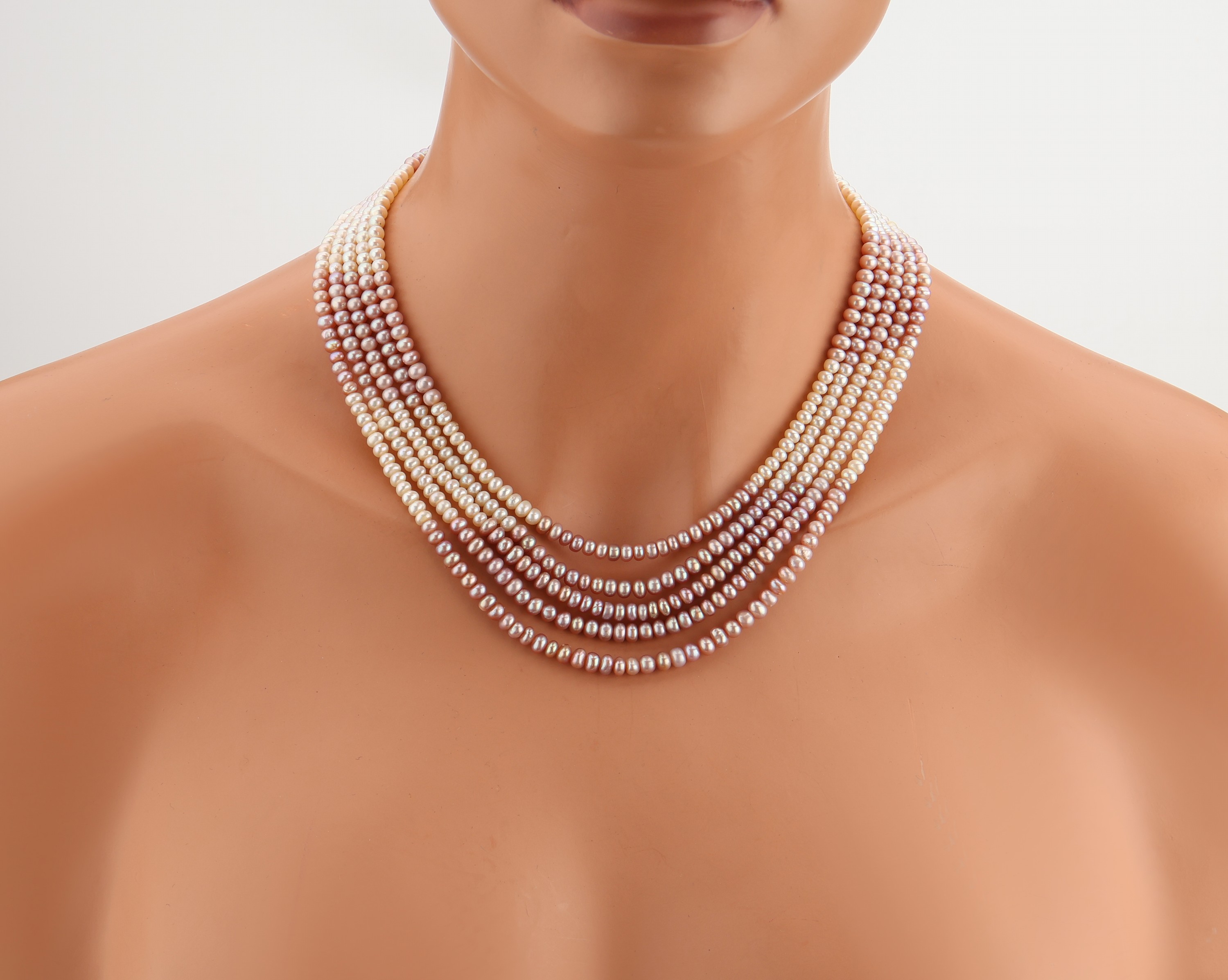 Detail a: Zuchtperl-Collier, 5-rhg., l. unrunde Zuchtperlen in versch. Farben, Kastenschloss Silber verg., L. ca. 43.5 cm
