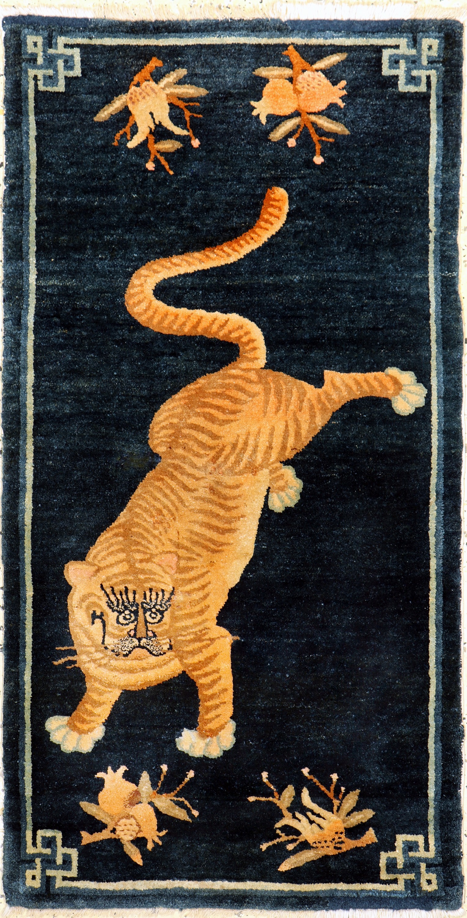 Pao Tow"Tiger-Teppich", China, um 1900, Wolle auf Baumwolle, ca. 130 x 68 cm, EHZ: 2, (fachkundig restauriert)