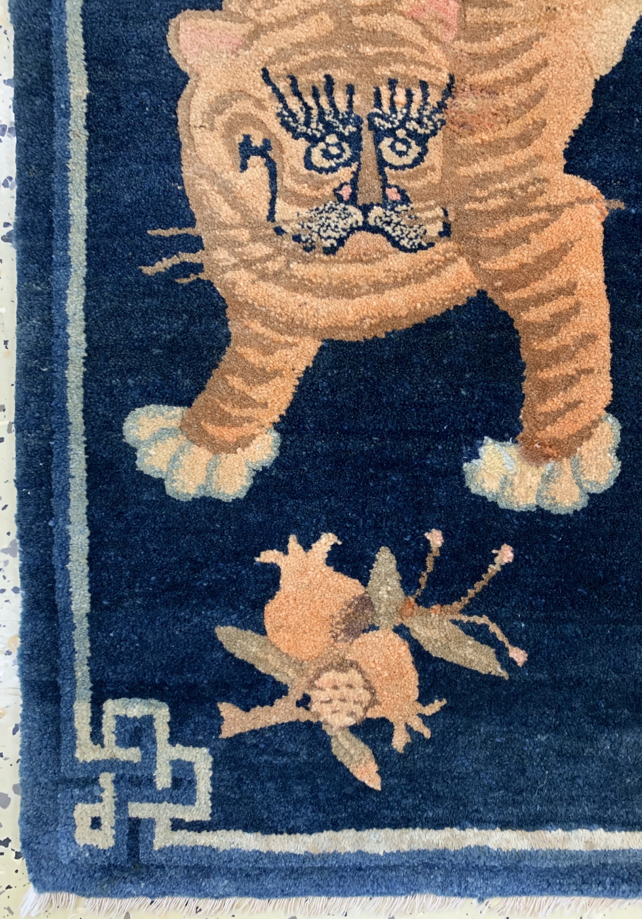 Detail b: Pao Tow"Tiger-Teppich", China, um 1900, Wolle auf Baumwolle, ca. 130 x 68 cm, EHZ: 2, (fachkundig restauriert)
