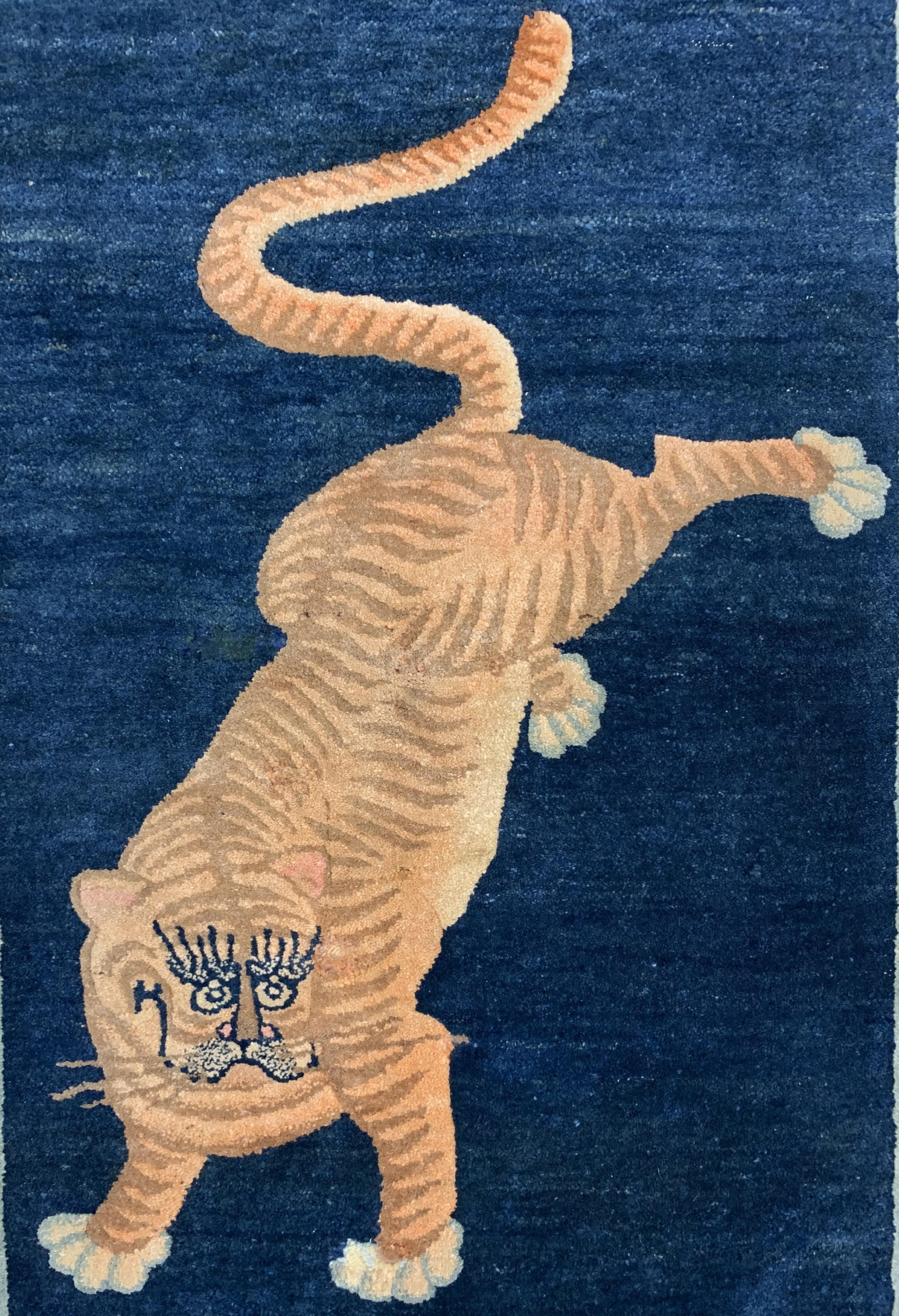 Detail c: Pao Tow"Tiger-Teppich", China, um 1900, Wolle auf Baumwolle, ca. 130 x 68 cm, EHZ: 2, (fachkundig restauriert)