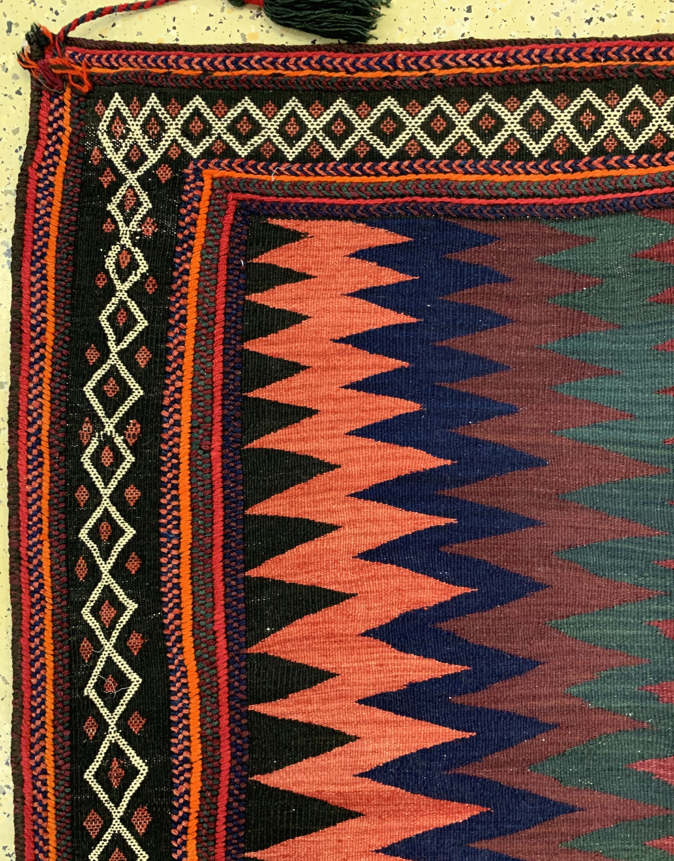 Detail c: Afschar"Sofreh"alt, Persien, um 1930/1940, Wolle auf Wolle, ca. 150 x 140 cm, EHZ: 1-2