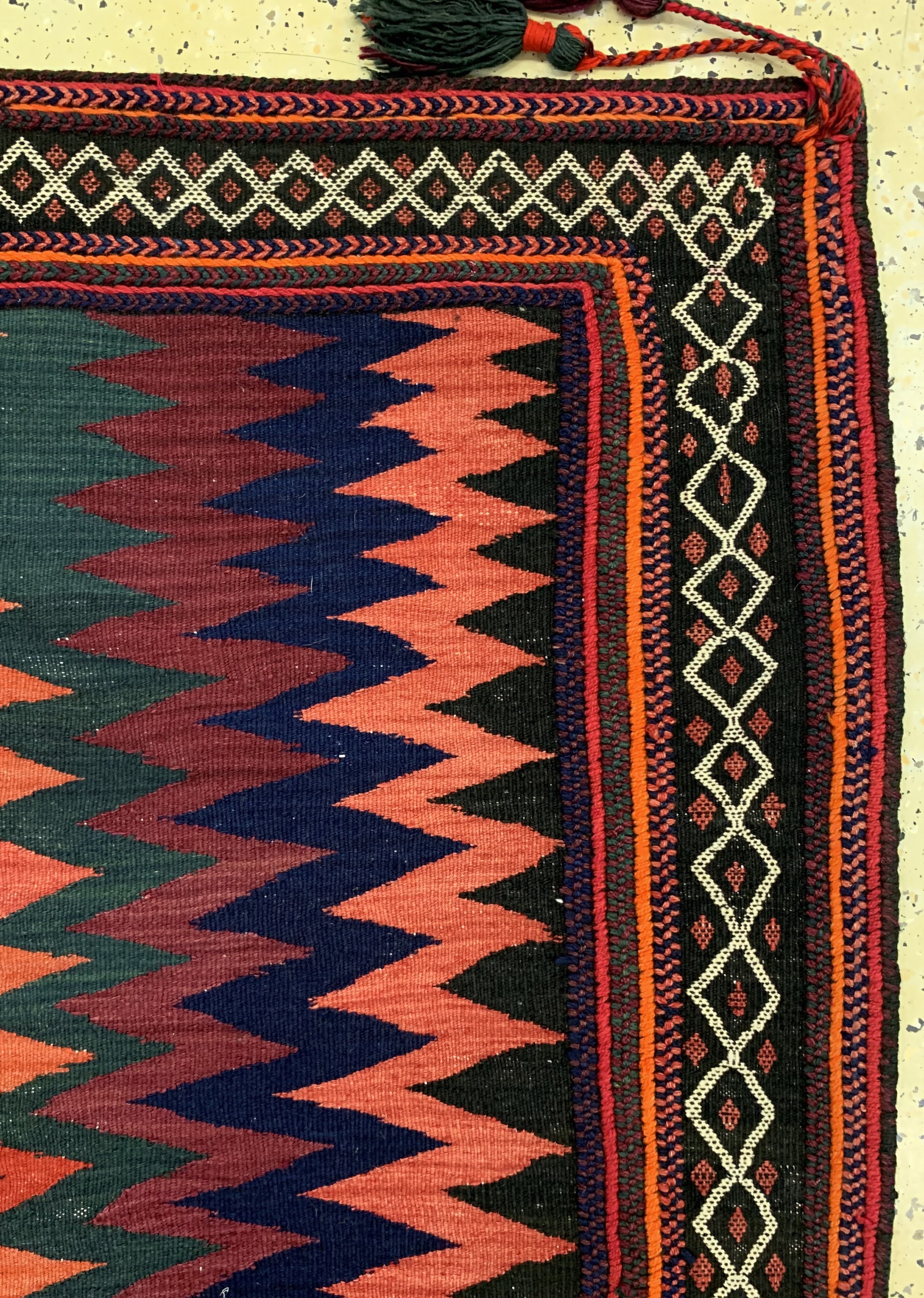 Detail d: Afschar"Sofreh"alt, Persien, um 1930/1940, Wolle auf Wolle, ca. 150 x 140 cm, EHZ: 1-2