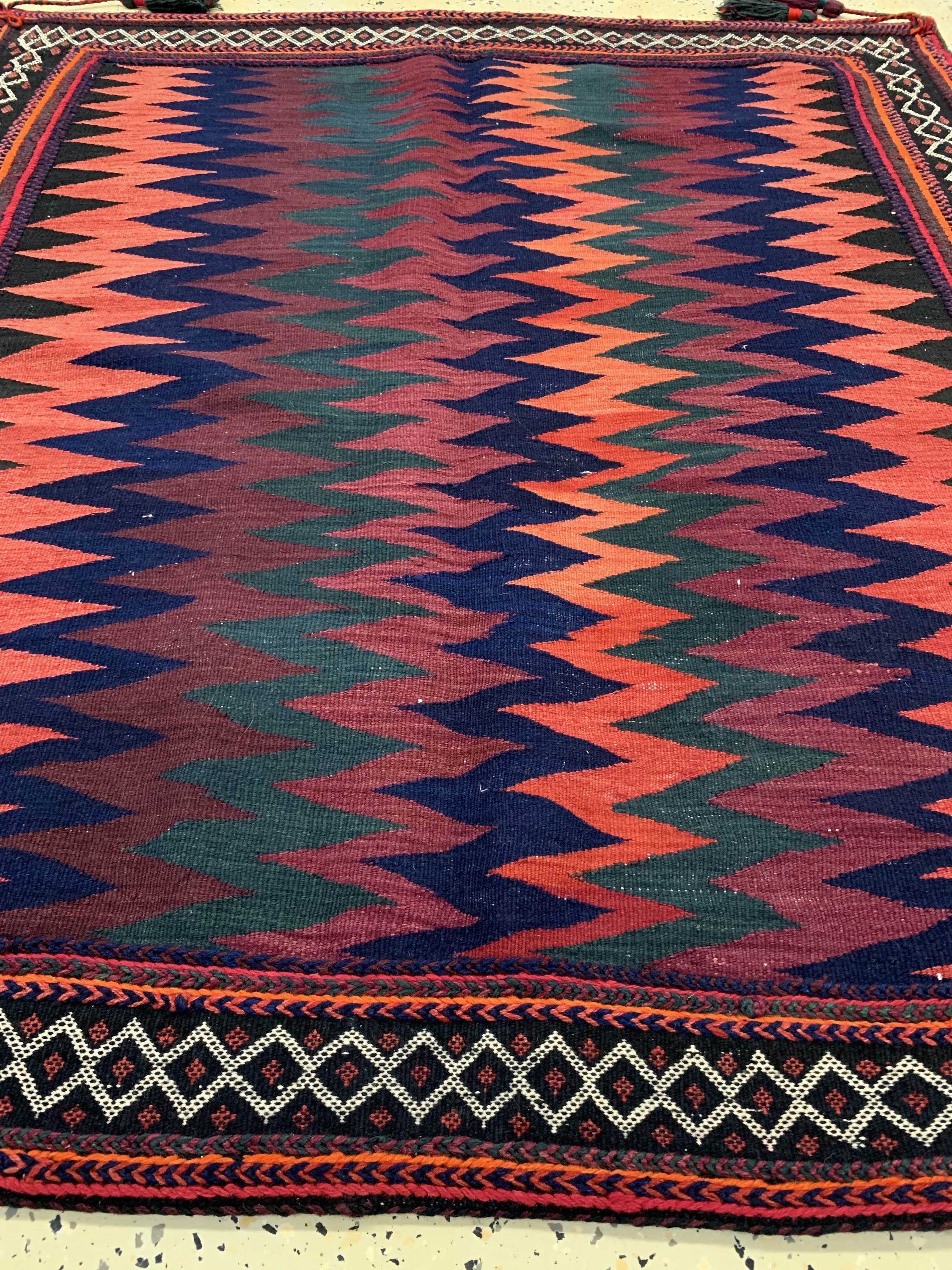 Detail e: Afschar"Sofreh"alt, Persien, um 1930/1940, Wolle auf Wolle, ca. 150 x 140 cm, EHZ: 1-2
