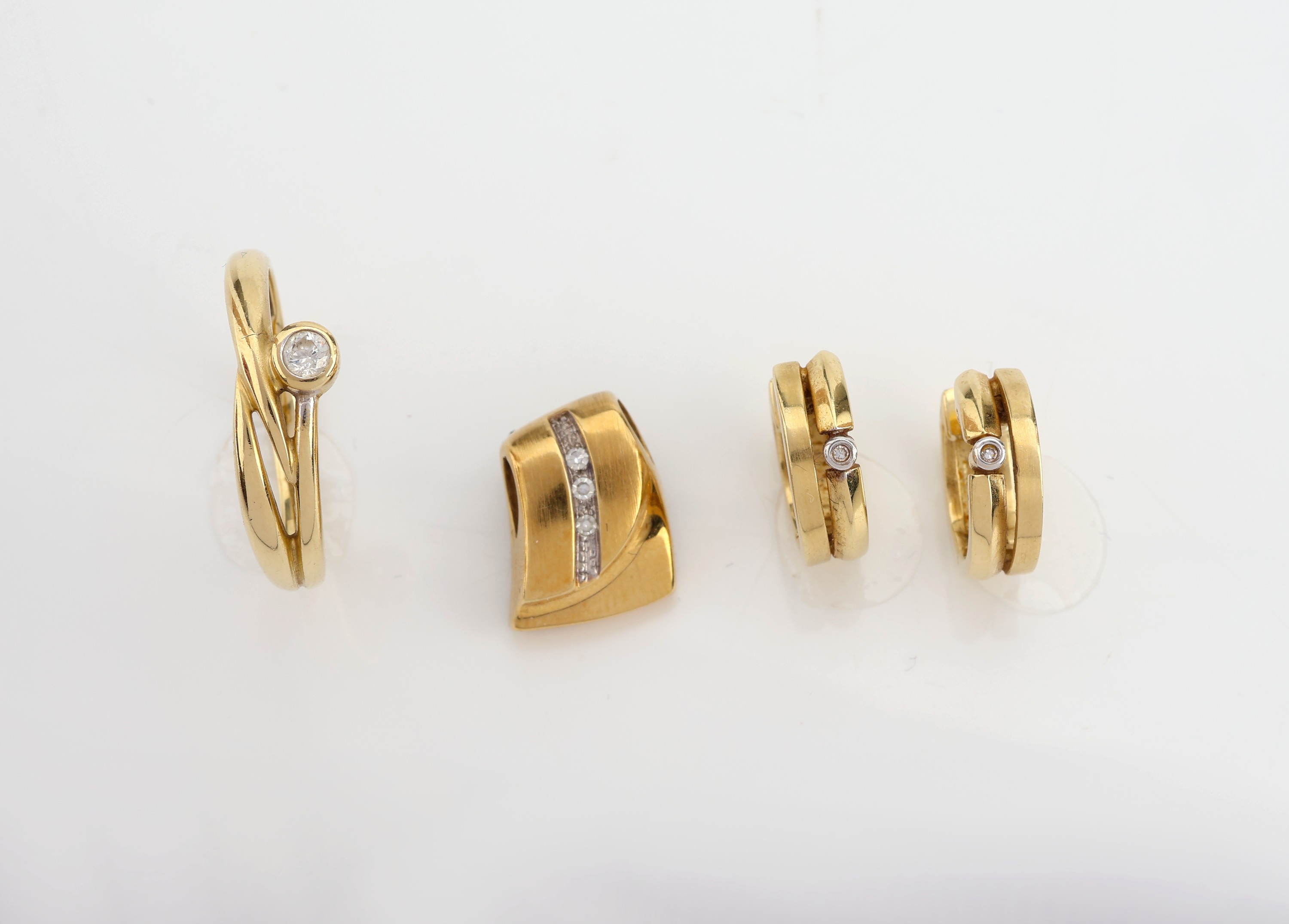 14 kt Gold Schmuck-Konvolut, GG 585/000, best. aus: 1 Ring, RW 56, kl. Brillant, 1 PaarOhrcreolen, 2 kl. 8/8-Diamanten, und 1 Anhänger, 3 kl. ...