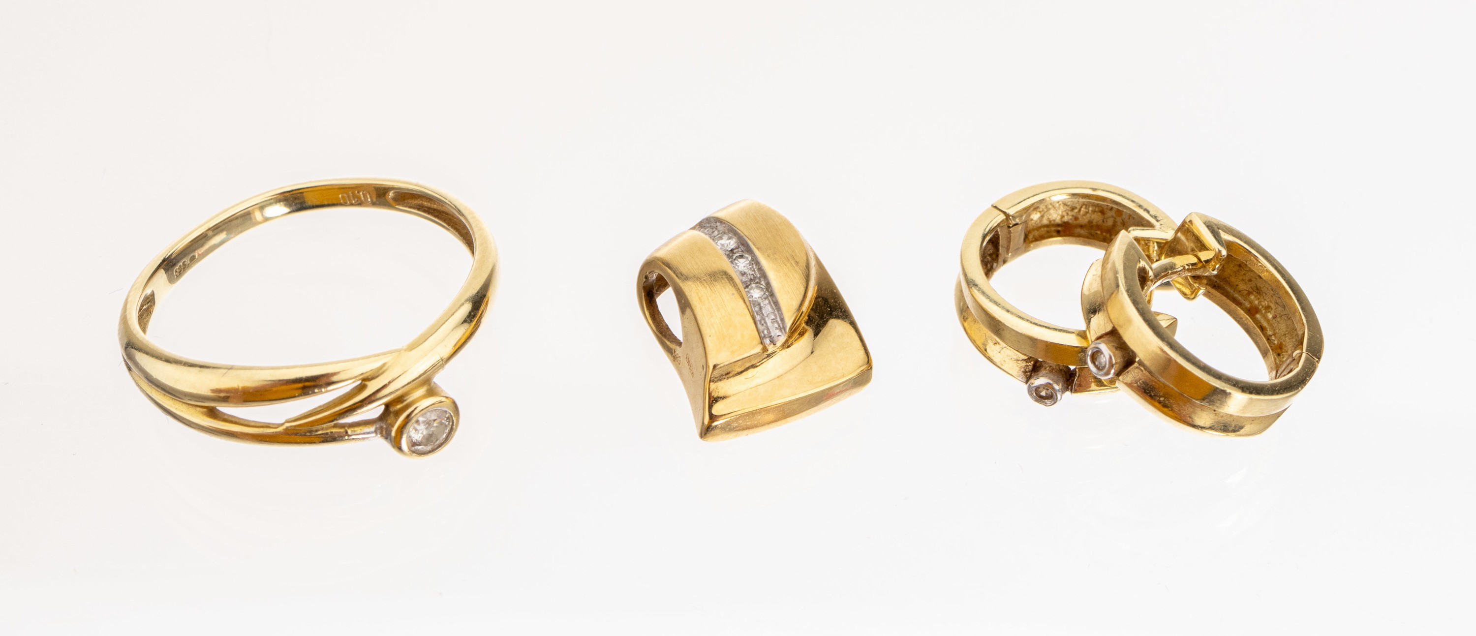 Detail a: 14 kt Gold Schmuck-Konvolut, GG 585/000, best. aus: 1 Ring, RW 56, kl. Brillant, 1 PaarOhrcreolen, 2 kl. 8/8-Diamanten, und 1 Anhänger, 3 kl. ...