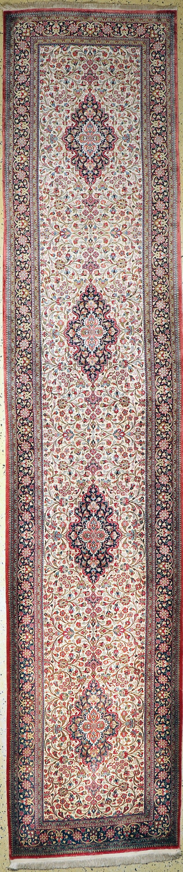 Ghom Seide fein alt, Persien, Mitte 20.Jhd,reine Naturseide, ca. 420 x 87 cm, EHZ: 1-2, (gereinigt)
