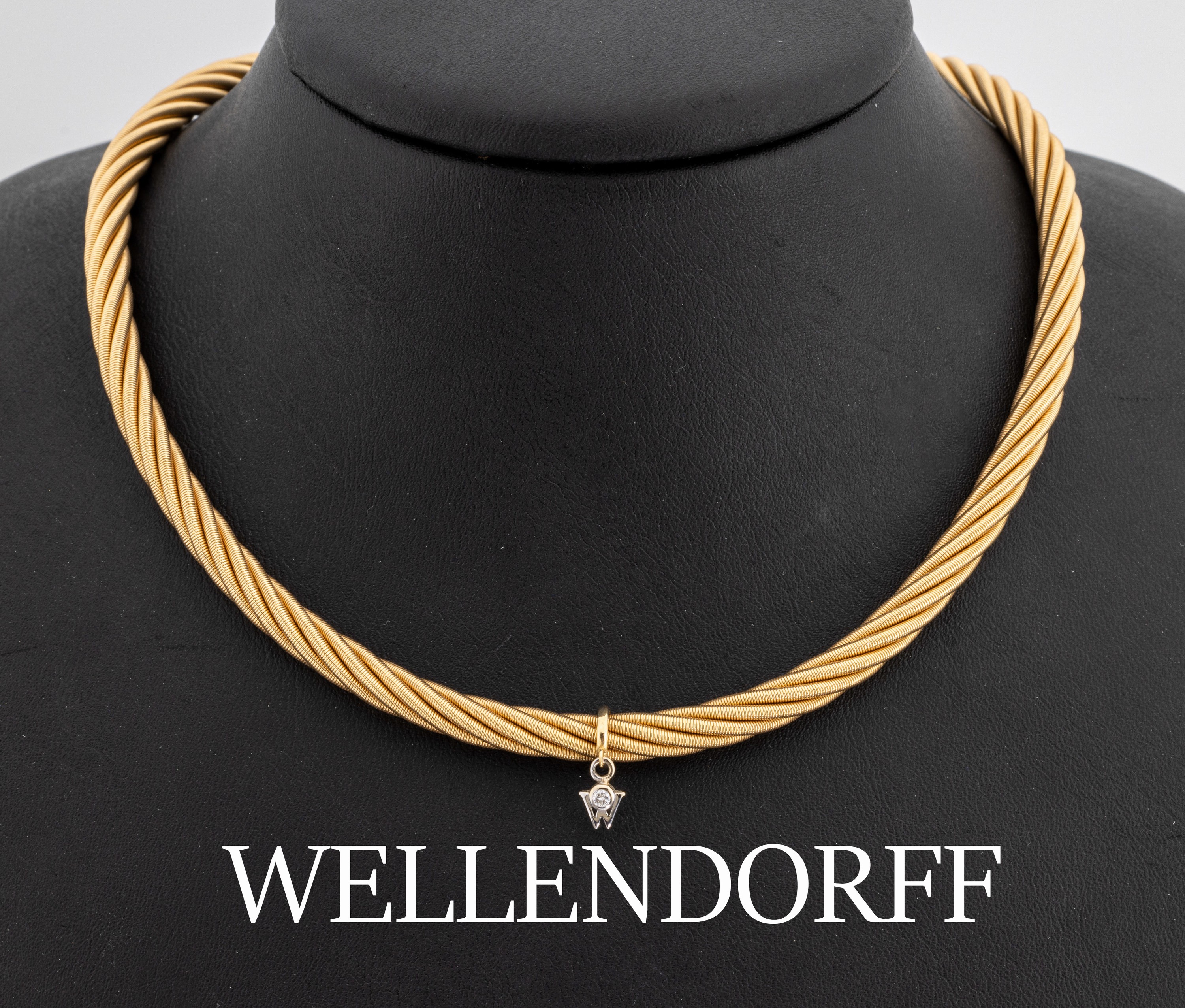 18 kt Gold WELLENDORFF Collier "Princess", GG 750/000, mehrreihig gedrehtes Kordelcollier, hochfeine Verarbeitung, typ. W-Anhänger mit ...