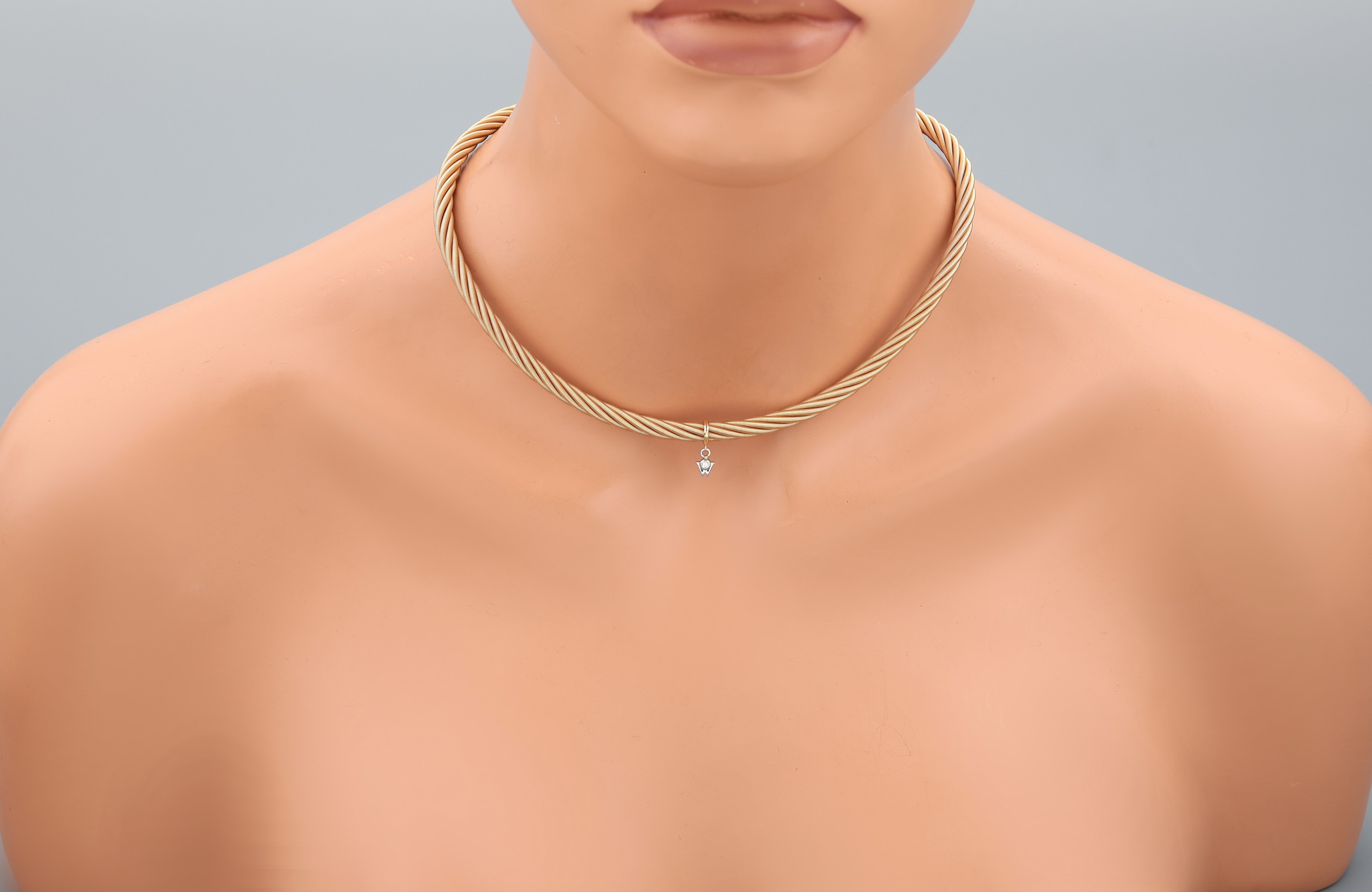 Detail d: 18 kt Gold WELLENDORFF Collier "Princess", GG 750/000, mehrreihig gedrehtes Kordelcollier, hochfeine Verarbeitung, typ. W-Anhänger mit ...