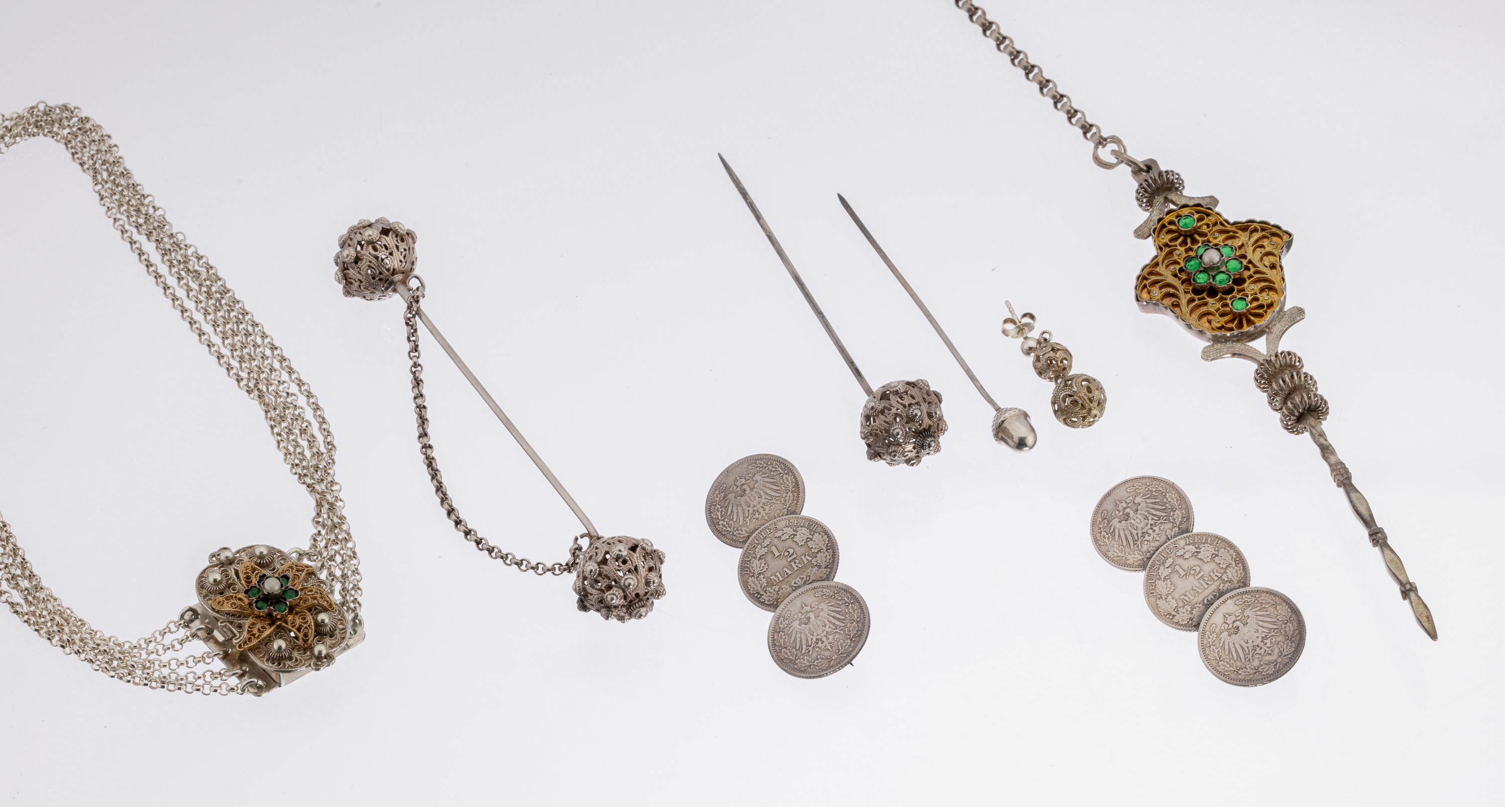 Trachtenschmuck-Set, Silber, süddeutsch, teilw. vergoldet, aufwendige Filigranarbeit, teilw. mit farbigen Glassteinen, best. aus: 1 Miedernadel, an ...