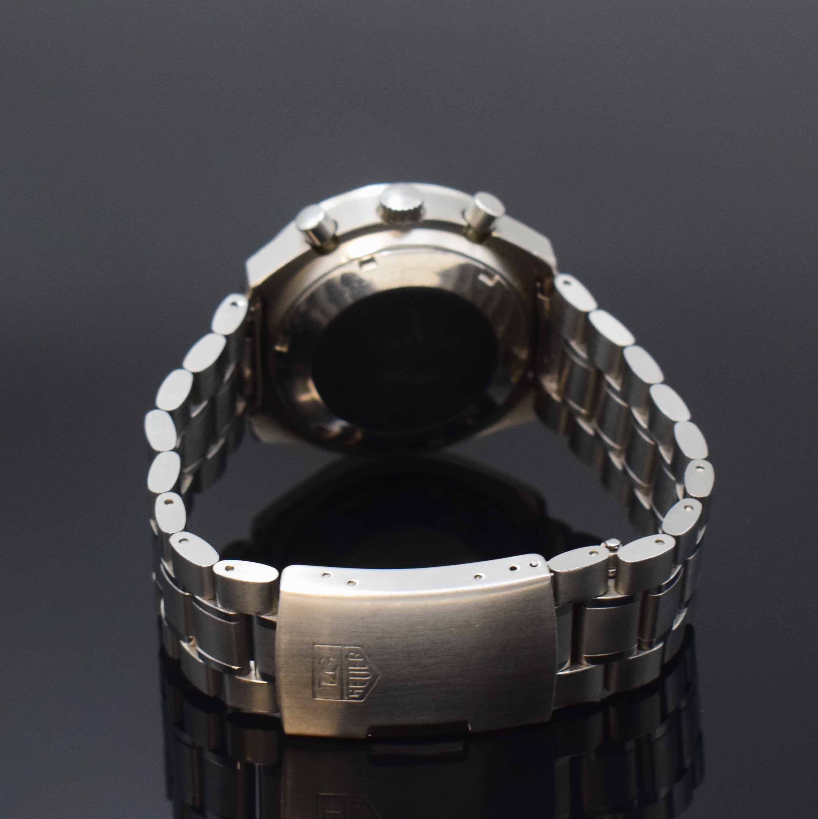 Detail b: DUGENA Monza Armbandchronograph in Stahl, Schweiz um 1970, Handaufzug, matt. Geh. inkl. neutr. Gliederband m. Faltschl., verschr. Boden m. Gravur ...