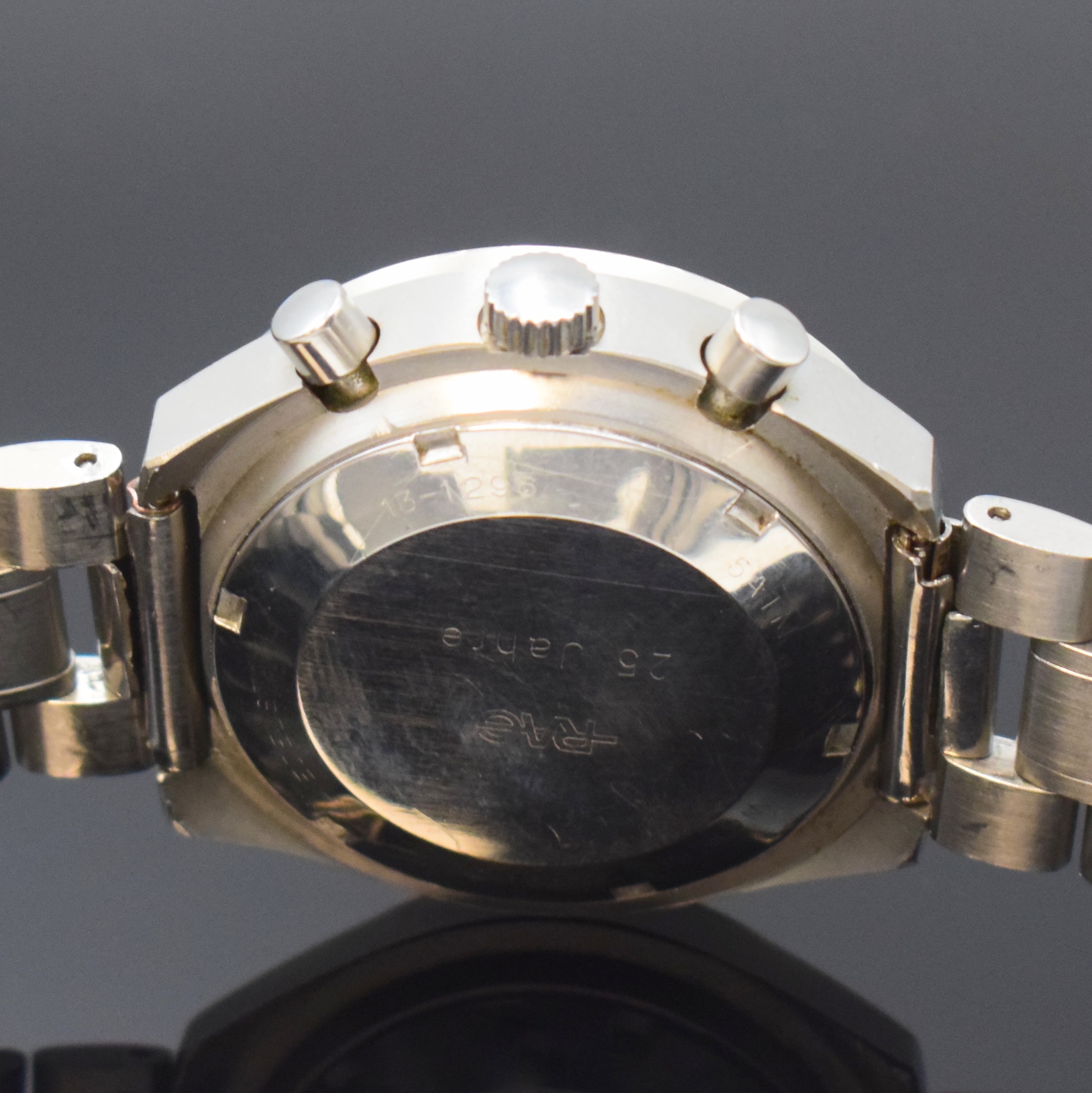 Detail d: DUGENA Monza Armbandchronograph in Stahl, Schweiz um 1970, Handaufzug, matt. Geh. inkl. neutr. Gliederband m. Faltschl., verschr. Boden m. Gravur ...