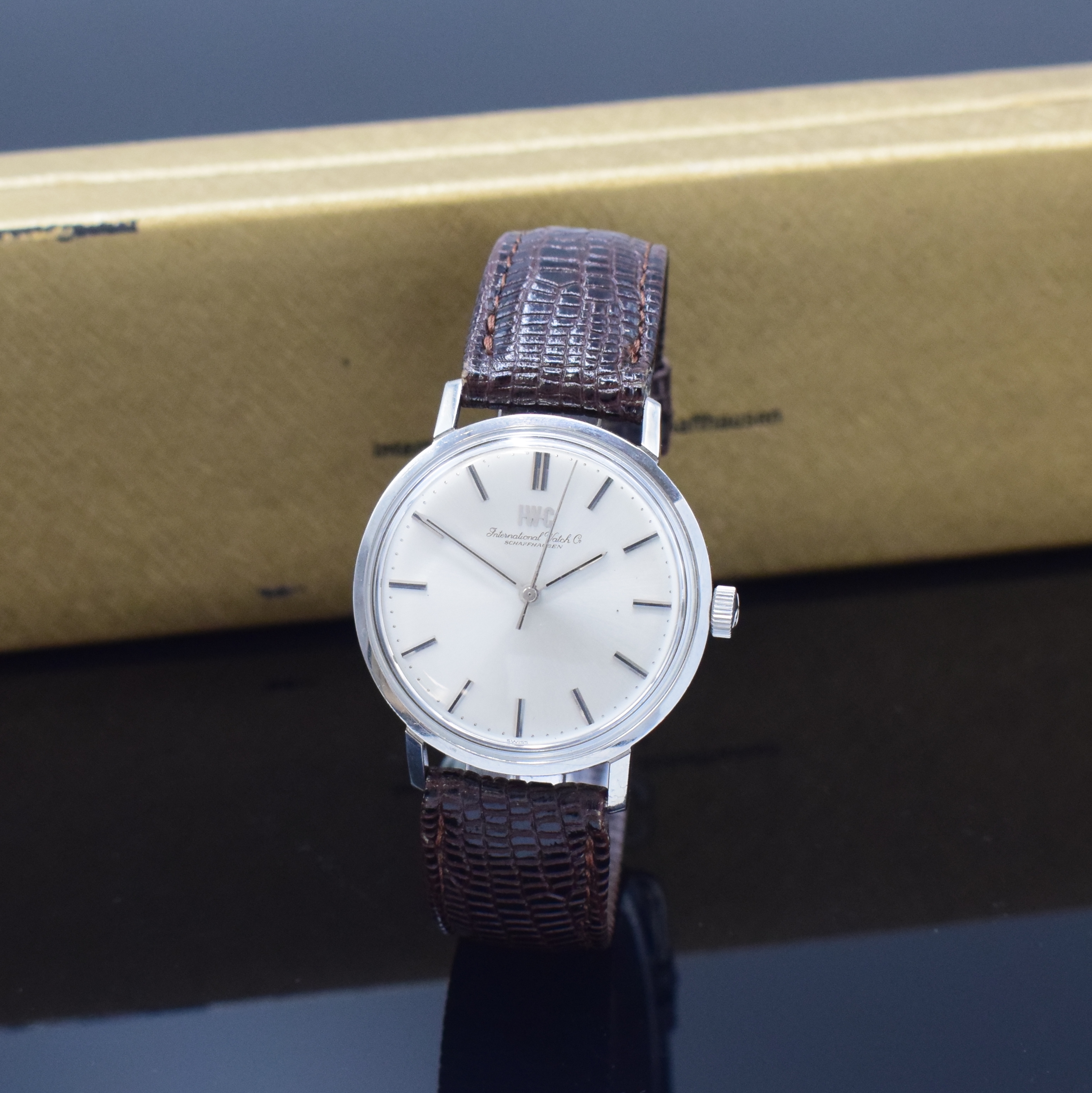 IWC Herrenarmbanduhr in Stahl Kaliber 89, Schweiz um 1974, Handaufzug, Boden aufgedr., silb. Zifferbl. m. aufges. Std.-Ind., silb. Zeiger, Kal. 89 m. ...
