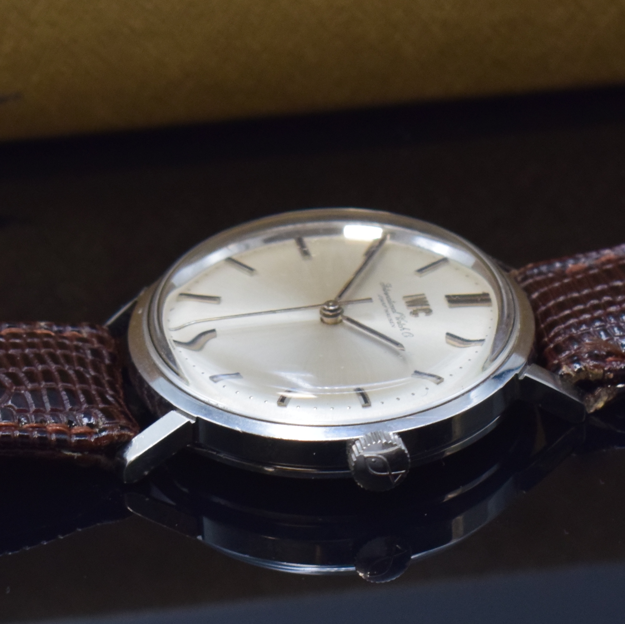 Detail b: IWC Herrenarmbanduhr in Stahl Kaliber 89, Schweiz um 1974, Handaufzug, Boden aufgedr., silb. Zifferbl. m. aufges. Std.-Ind., silb. Zeiger, Kal. 89 m. ...