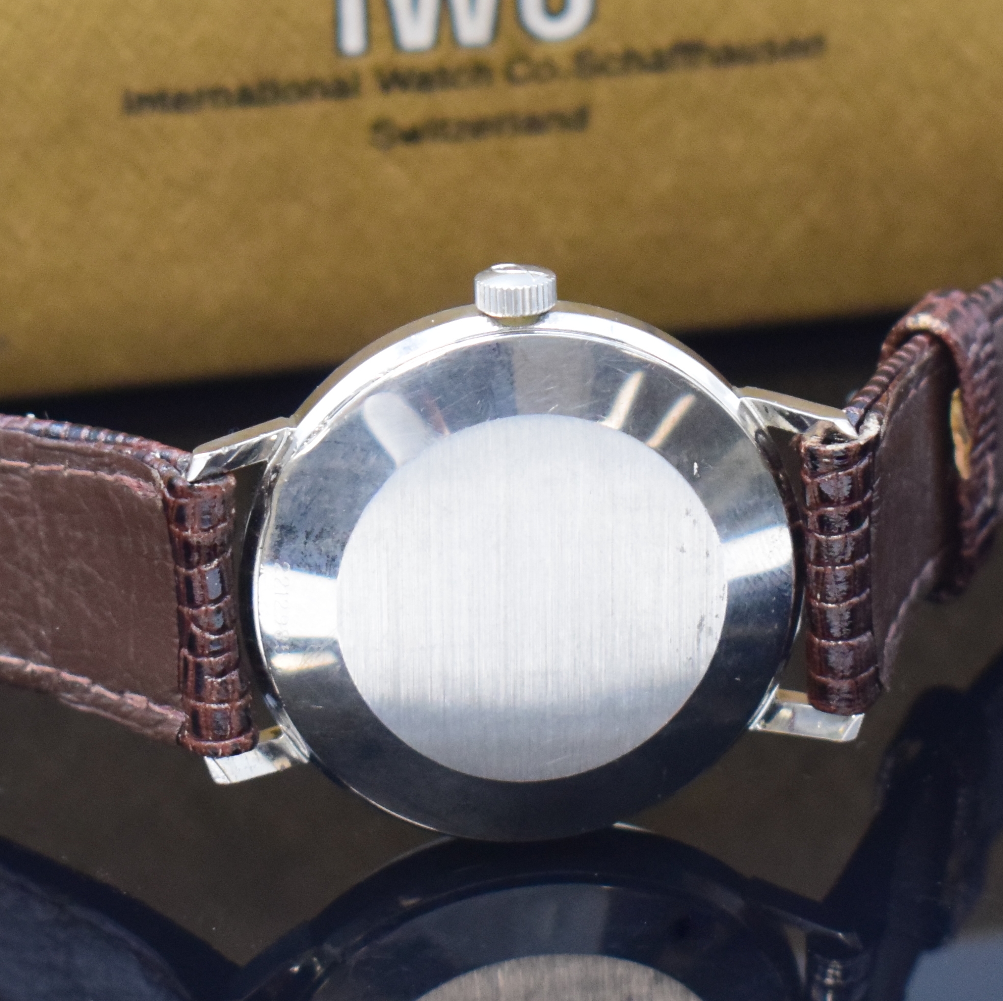 Detail c: IWC Herrenarmbanduhr in Stahl Kaliber 89, Schweiz um 1974, Handaufzug, Boden aufgedr., silb. Zifferbl. m. aufges. Std.-Ind., silb. Zeiger, Kal. 89 m. ...
