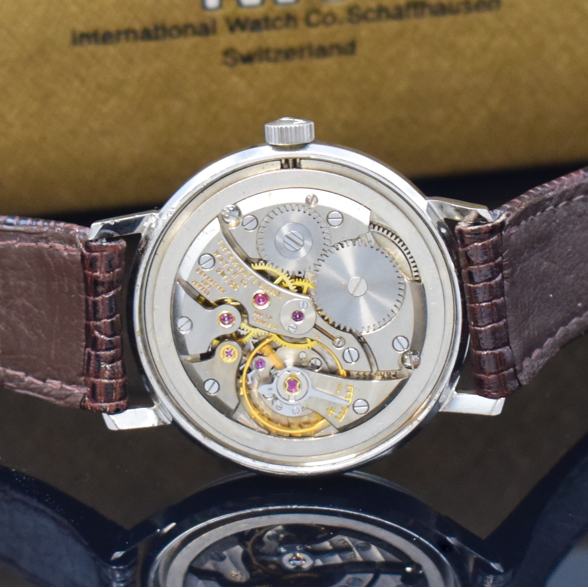 Detail d: IWC Herrenarmbanduhr in Stahl Kaliber 89, Schweiz um 1974, Handaufzug, Boden aufgedr., silb. Zifferbl. m. aufges. Std.-Ind., silb. Zeiger, Kal. 89 m. ...