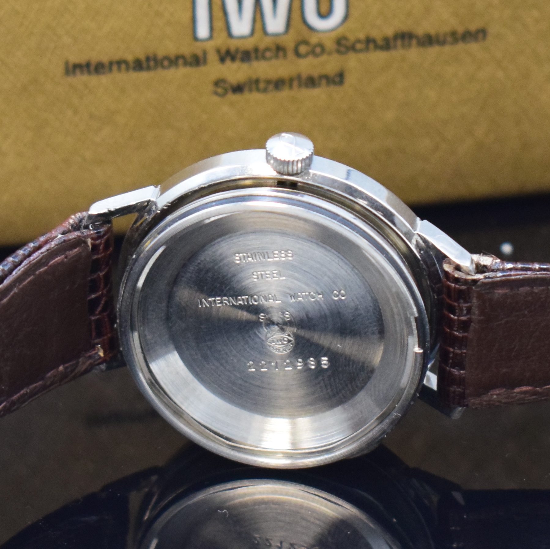 Detail e: IWC Herrenarmbanduhr in Stahl Kaliber 89, Schweiz um 1974, Handaufzug, Boden aufgedr., silb. Zifferbl. m. aufges. Std.-Ind., silb. Zeiger, Kal. 89 m. ...