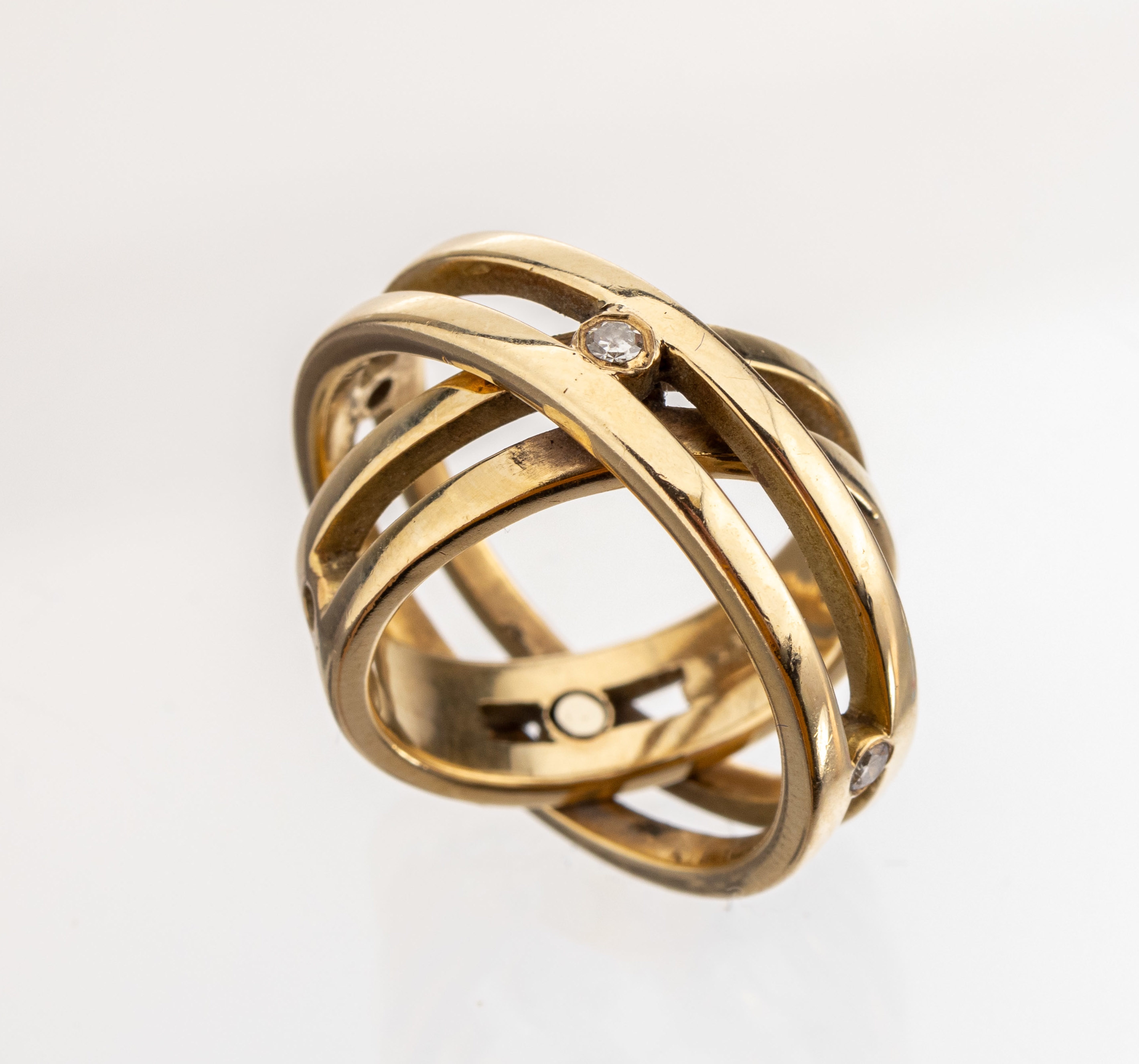 14 kt Gold Diamant-Ring, GG 585/000, 2 Ringe ineinander, Aussenring mit 4 8/8-Dia- manten zus. ca. 0.12 ct Weiss/p1, Innenring um die eigene Achse ...