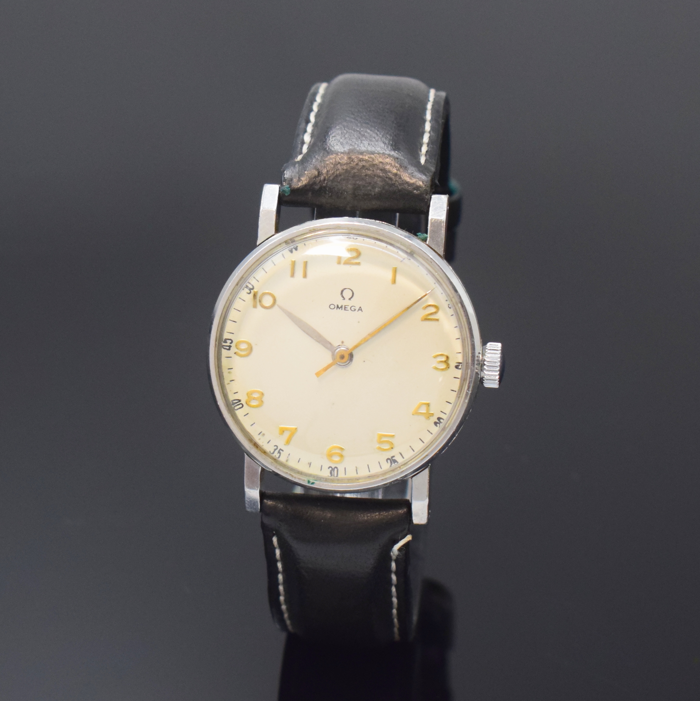 OMEGA Armbanduhr in Stahl Referenz 2242/2, Schweiz um 1945, Handaufzug, Boden u. Glasrand aufgedr., silb. Zifferbl. rest., arab. Zahlen, silb. ...