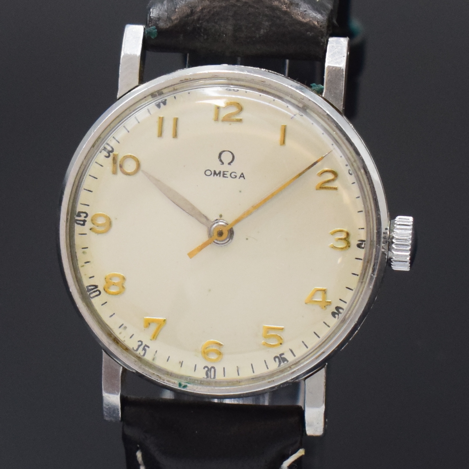 Detail a: OMEGA Armbanduhr in Stahl Referenz 2242/2, Schweiz um 1945, Handaufzug, Boden u. Glasrand aufgedr., silb. Zifferbl. rest., arab. Zahlen, silb. ...