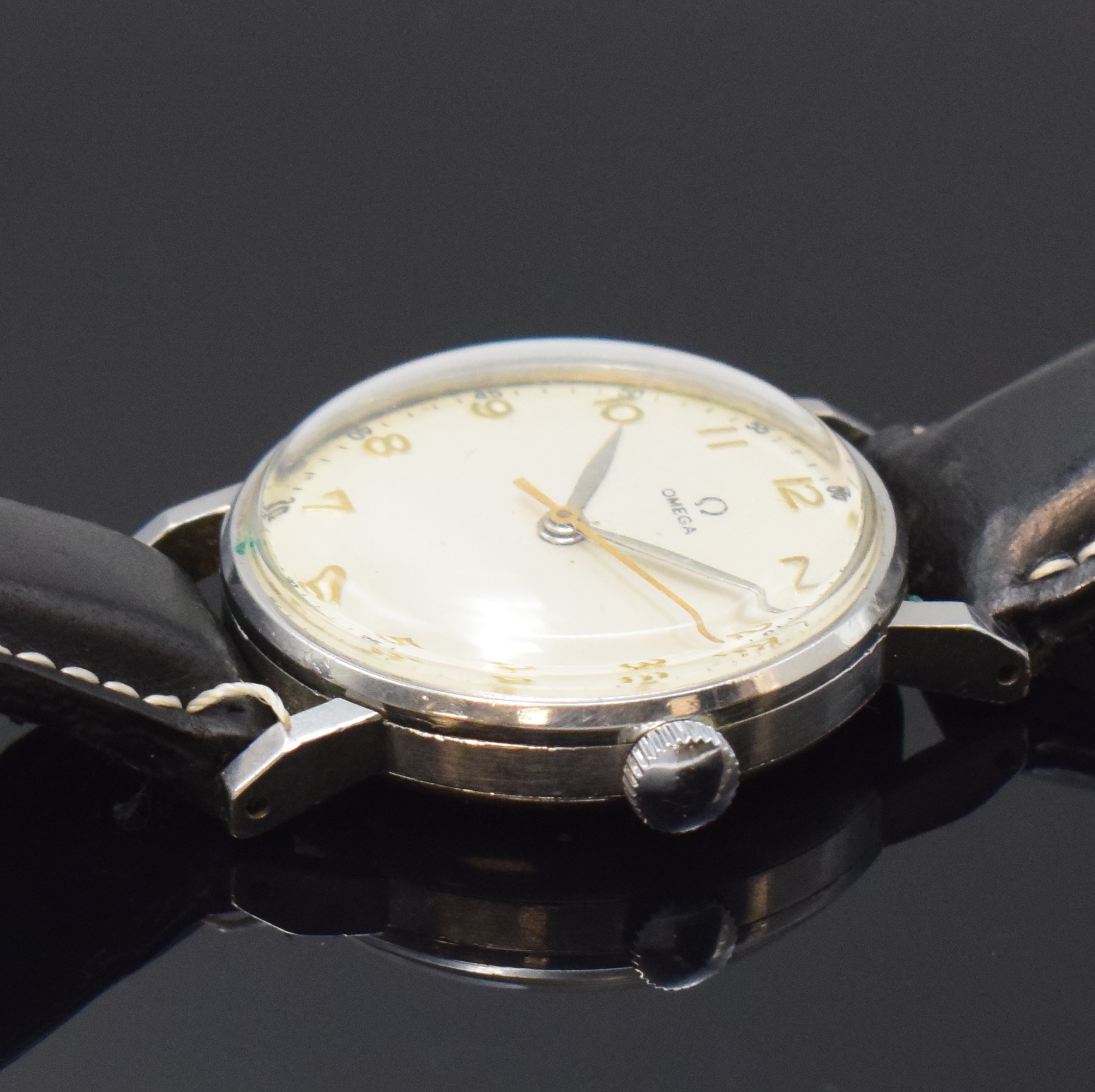 Detail b: OMEGA Armbanduhr in Stahl Referenz 2242/2, Schweiz um 1945, Handaufzug, Boden u. Glasrand aufgedr., silb. Zifferbl. rest., arab. Zahlen, silb. ...
