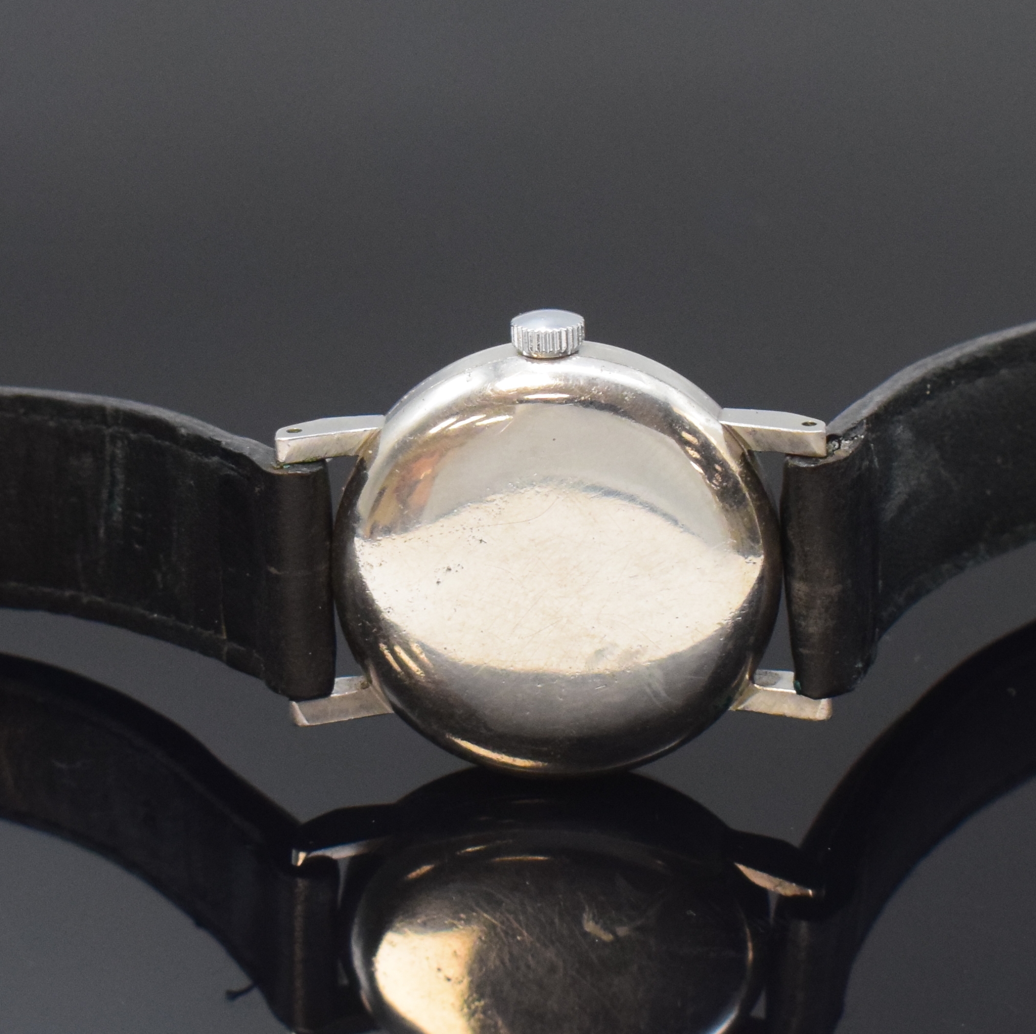 Detail c: OMEGA Armbanduhr in Stahl Referenz 2242/2, Schweiz um 1945, Handaufzug, Boden u. Glasrand aufgedr., silb. Zifferbl. rest., arab. Zahlen, silb. ...