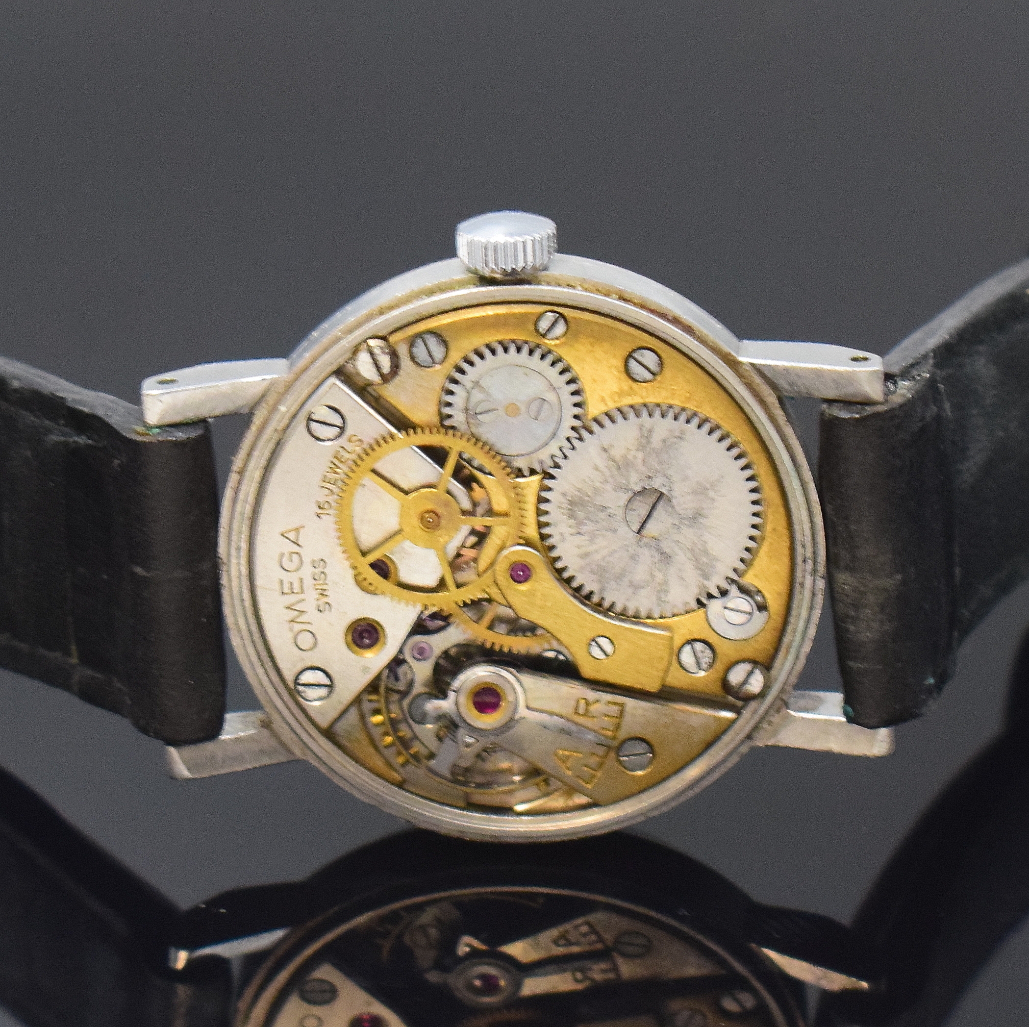 Detail d: OMEGA Armbanduhr in Stahl Referenz 2242/2, Schweiz um 1945, Handaufzug, Boden u. Glasrand aufgedr., silb. Zifferbl. rest., arab. Zahlen, silb. ...