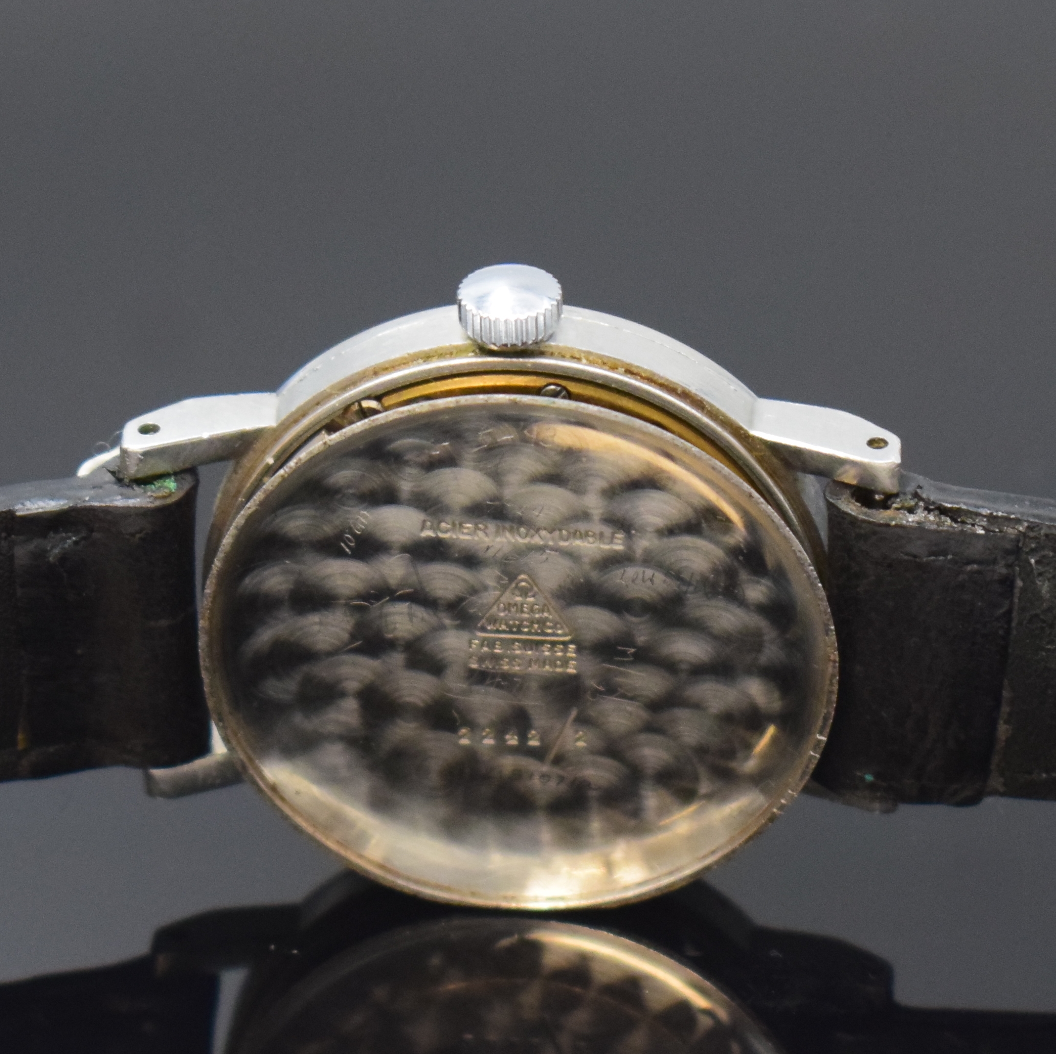 Detail e: OMEGA Armbanduhr in Stahl Referenz 2242/2, Schweiz um 1945, Handaufzug, Boden u. Glasrand aufgedr., silb. Zifferbl. rest., arab. Zahlen, silb. ...
