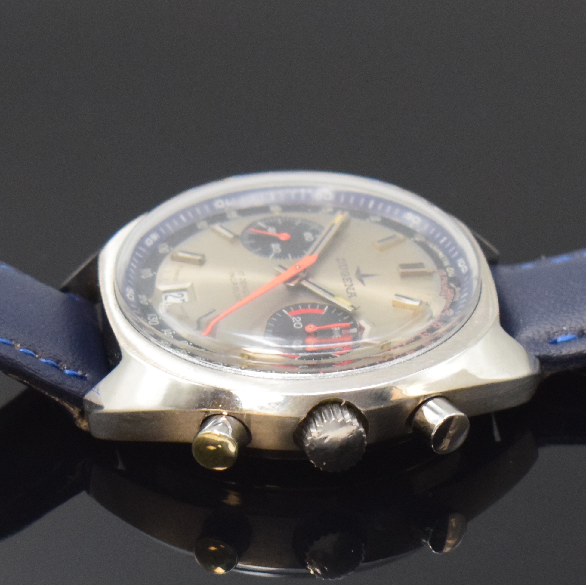 Detail b: DUGENA Herrenchronograph in Stahl, Schweiz um 1975, Handaufzug, Boden verschr., silb. Zifferbl. m. aufges. Std.-Ind., silb. Leuchtzeiger, 30 ...