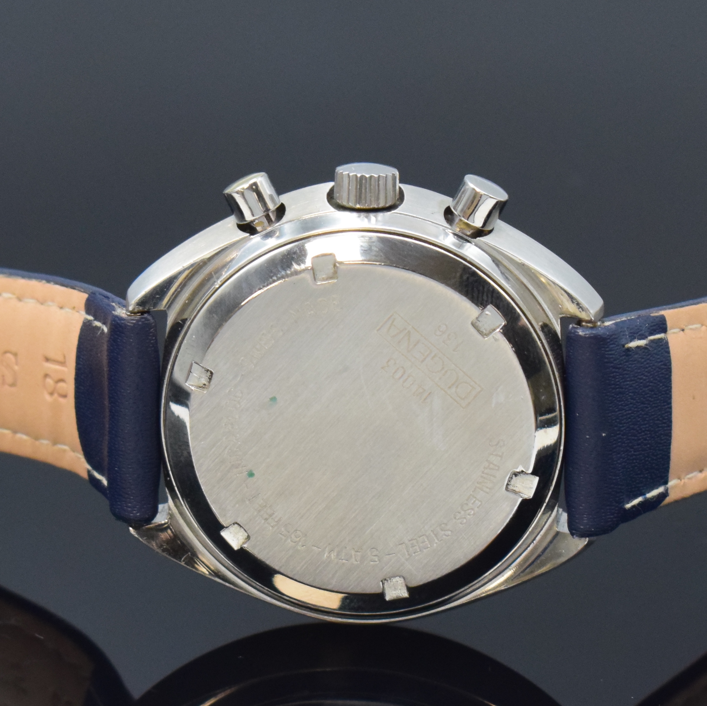Detail c: DUGENA Herrenchronograph in Stahl, Schweiz um 1975, Handaufzug, Boden verschr., silb. Zifferbl. m. aufges. Std.-Ind., silb. Leuchtzeiger, 30 ...