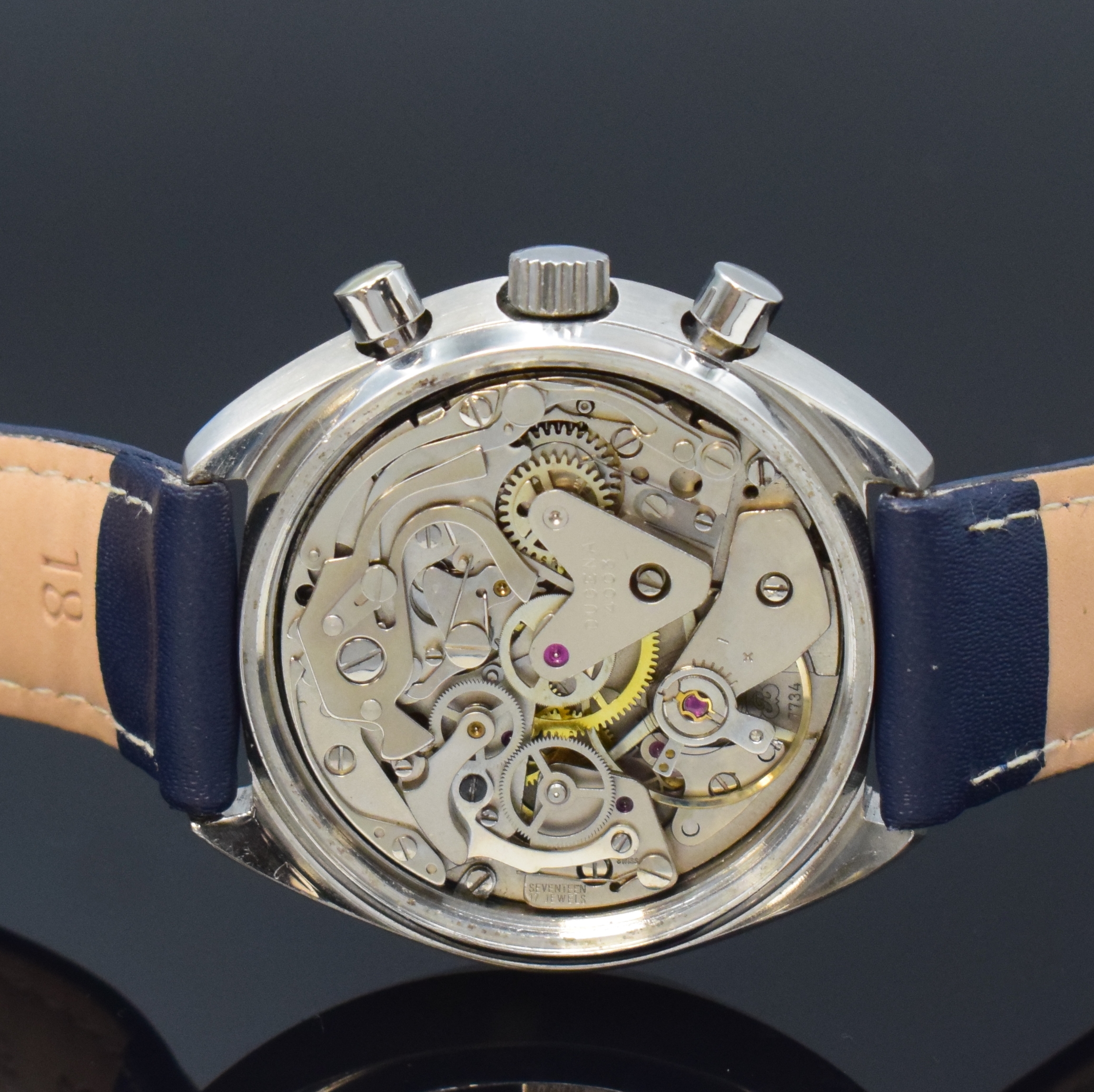 Detail d: DUGENA Herrenchronograph in Stahl, Schweiz um 1975, Handaufzug, Boden verschr., silb. Zifferbl. m. aufges. Std.-Ind., silb. Leuchtzeiger, 30 ...