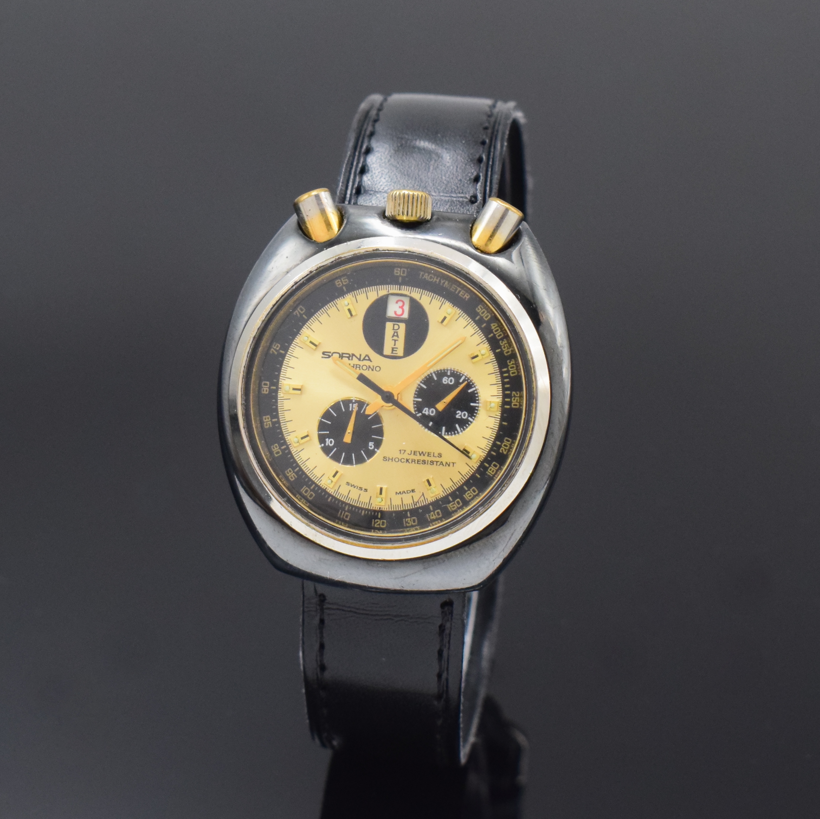 SORNA Herrenchronograph sogenannte Bullhead, Schweiz um 1975, Handaufzug, schwarz beschichtetes Metallgeh., Stahlboden verschr., goldfarb. Zifferbl. ...