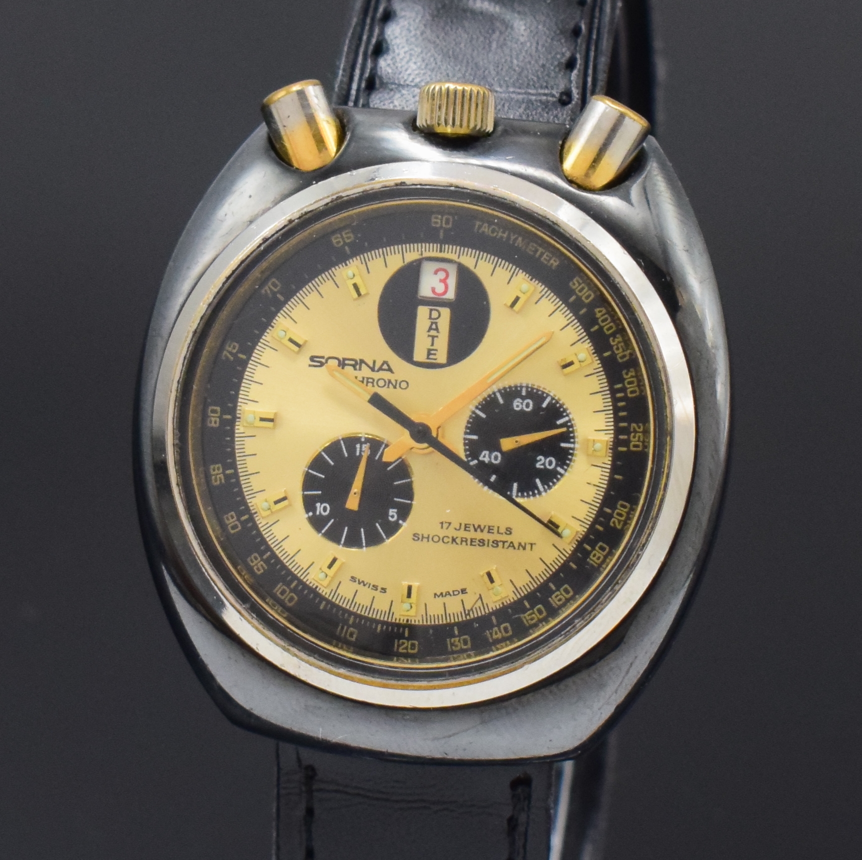 Detail a: SORNA Herrenchronograph sogenannte Bullhead, Schweiz um 1975, Handaufzug, schwarz beschichtetes Metallgeh., Stahlboden verschr., goldfarb. Zifferbl. ...