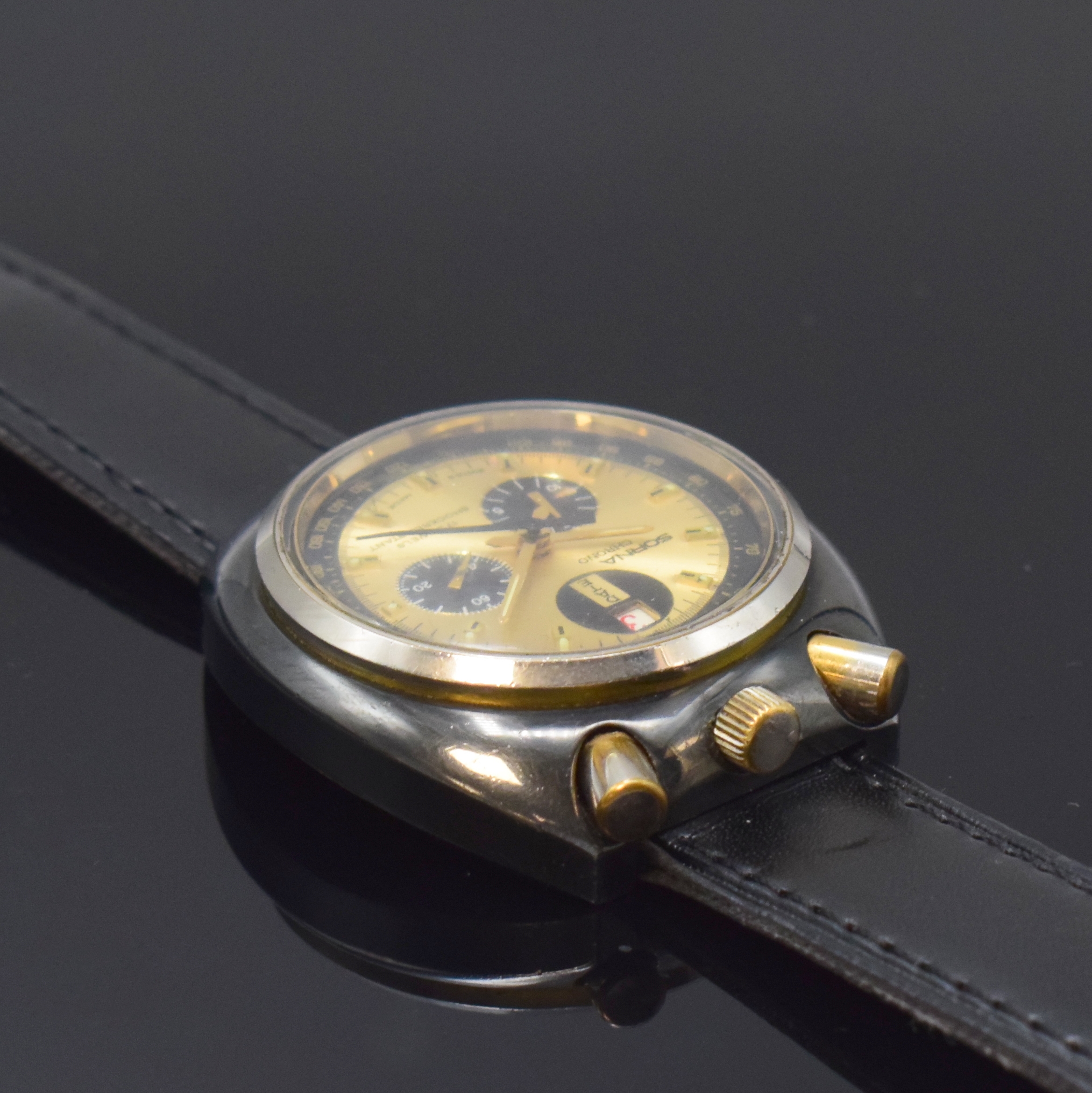 Detail b: SORNA Herrenchronograph sogenannte Bullhead, Schweiz um 1975, Handaufzug, schwarz beschichtetes Metallgeh., Stahlboden verschr., goldfarb. Zifferbl. ...