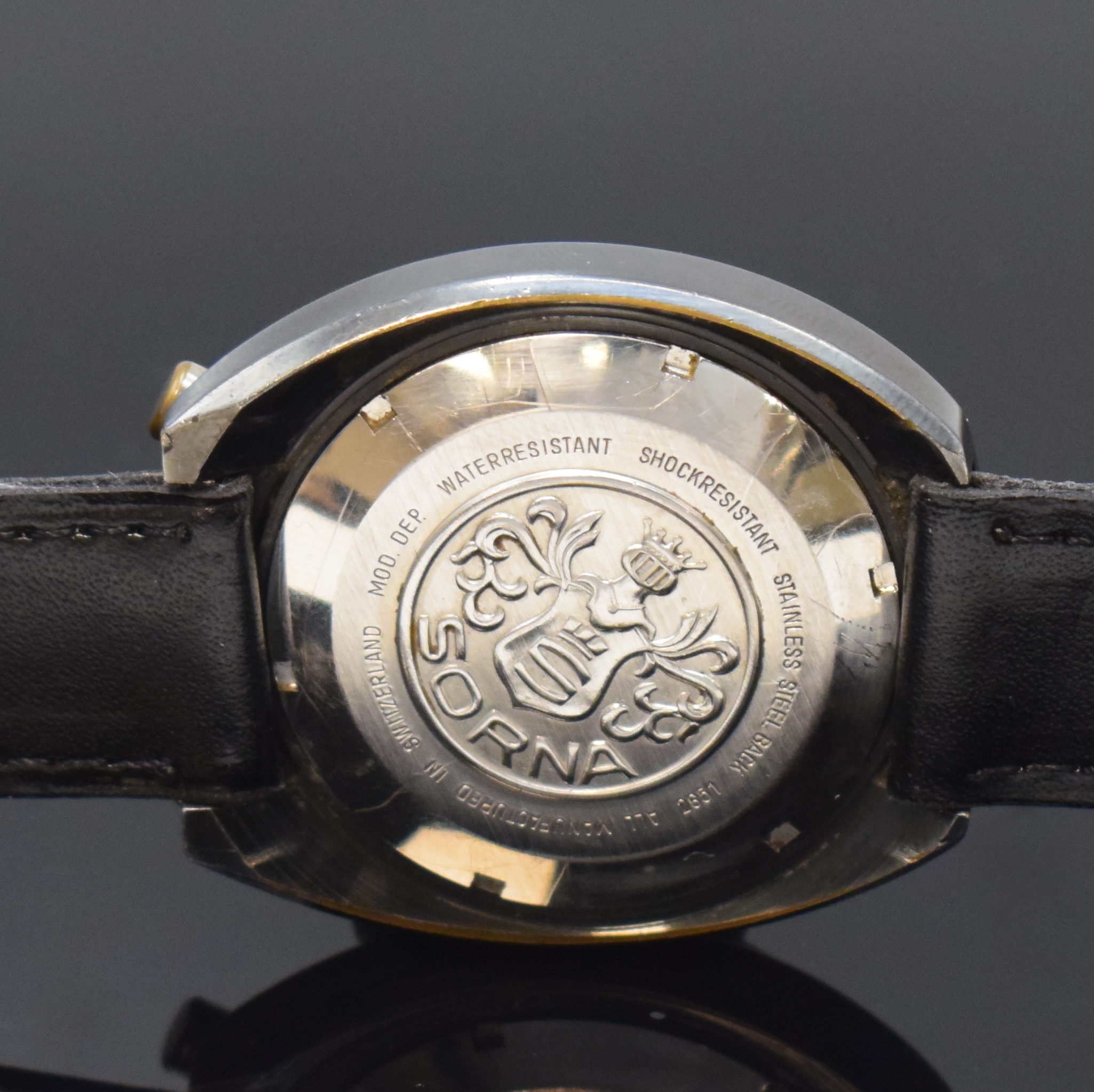 Detail c: SORNA Herrenchronograph sogenannte Bullhead, Schweiz um 1975, Handaufzug, schwarz beschichtetes Metallgeh., Stahlboden verschr., goldfarb. Zifferbl. ...