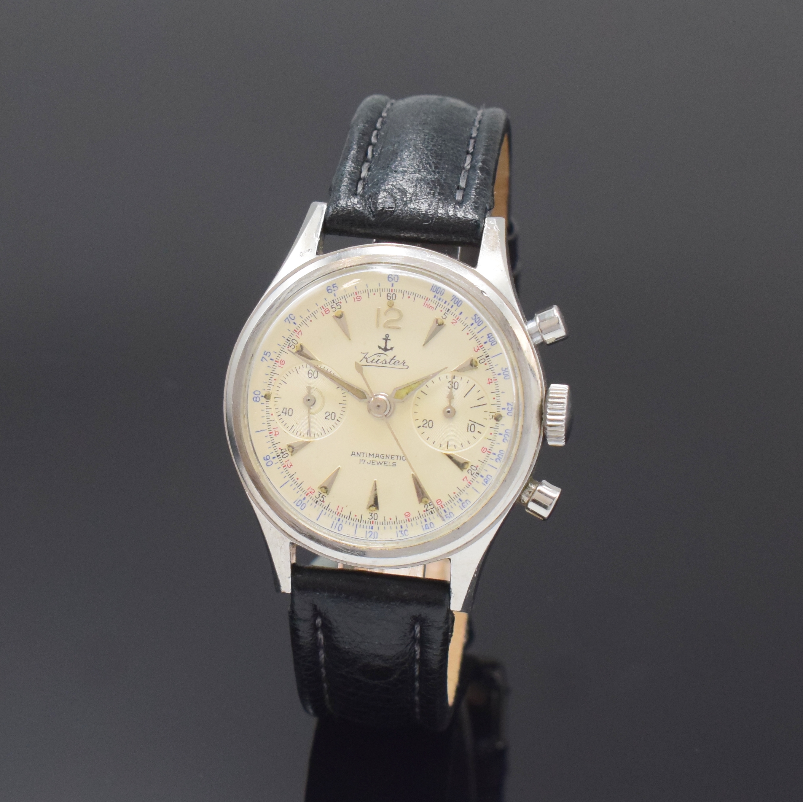 KSTER Herrenchronograph in Stahl, Schweiz um 1960, Handaufzug, Boden verschr., silb. Zifferbl. m. silb. Std.-Ind., Leuchtzeiger, 30 Min.-Zähler, kl. ...
