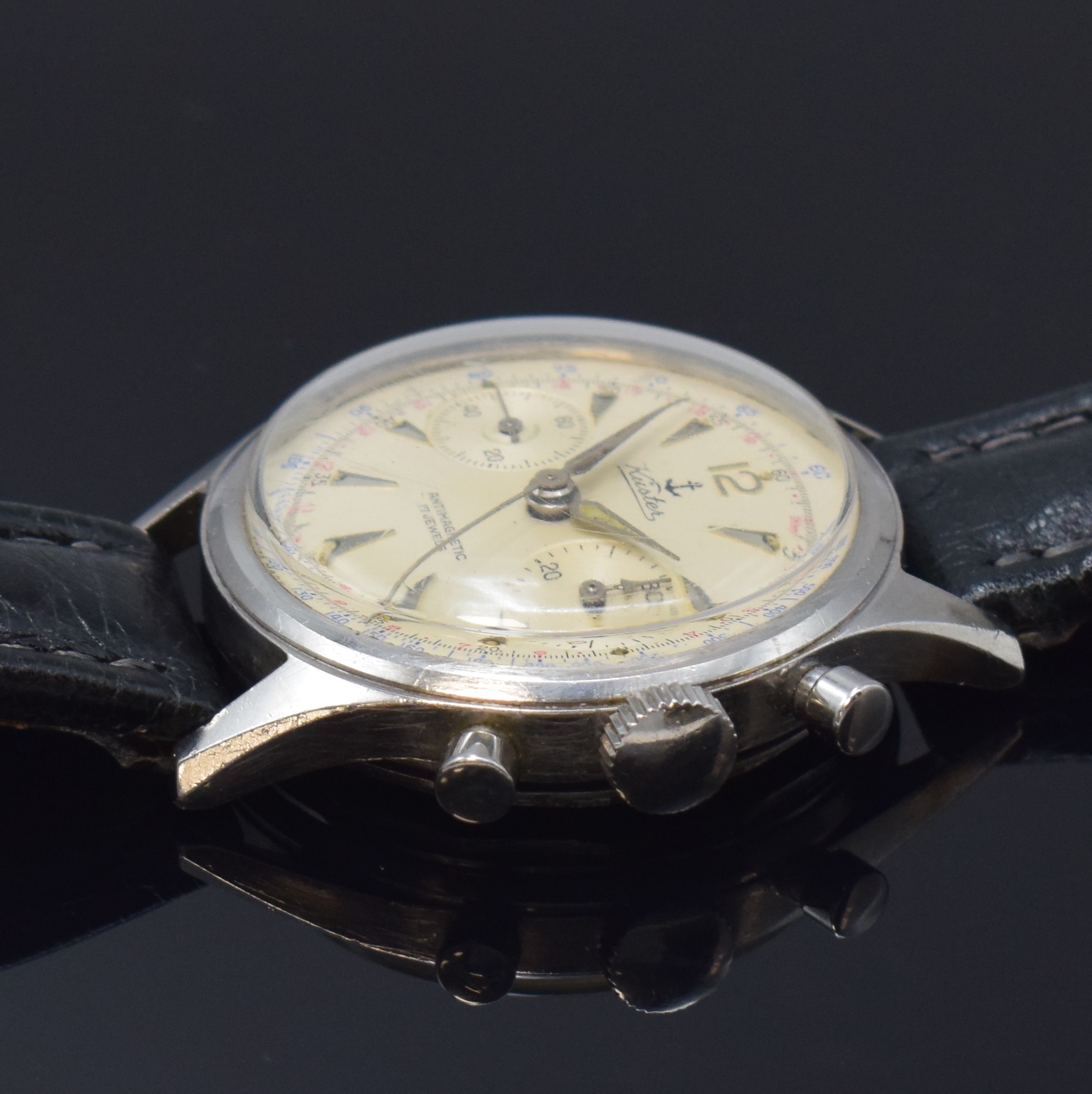 Detail b: KSTER Herrenchronograph in Stahl, Schweiz um 1960, Handaufzug, Boden verschr., silb. Zifferbl. m. silb. Std.-Ind., Leuchtzeiger, 30 Min.-Zähler, kl. ...