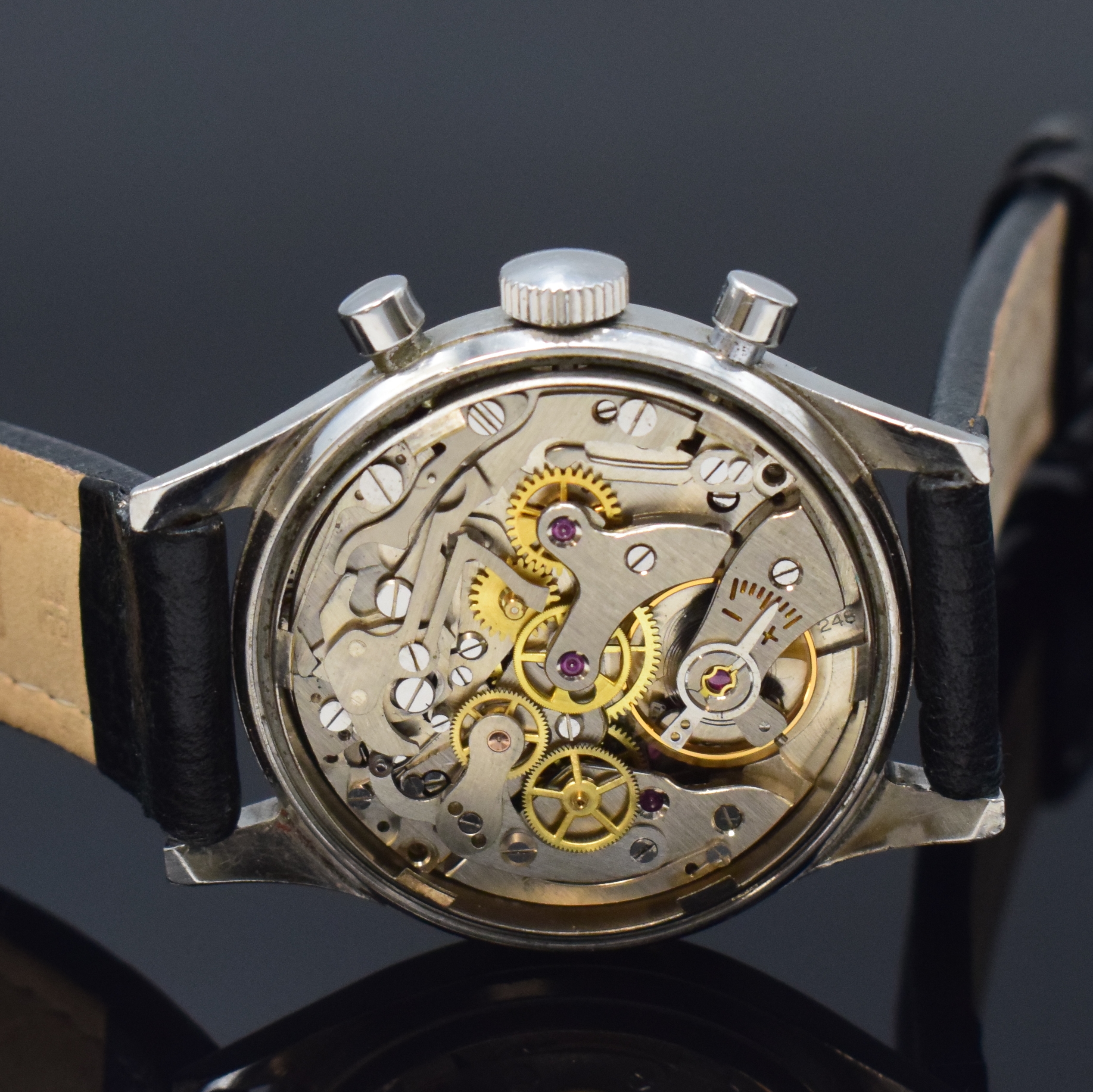 Detail d: KSTER Herrenchronograph in Stahl, Schweiz um 1960, Handaufzug, Boden verschr., silb. Zifferbl. m. silb. Std.-Ind., Leuchtzeiger, 30 Min.-Zähler, kl. ...