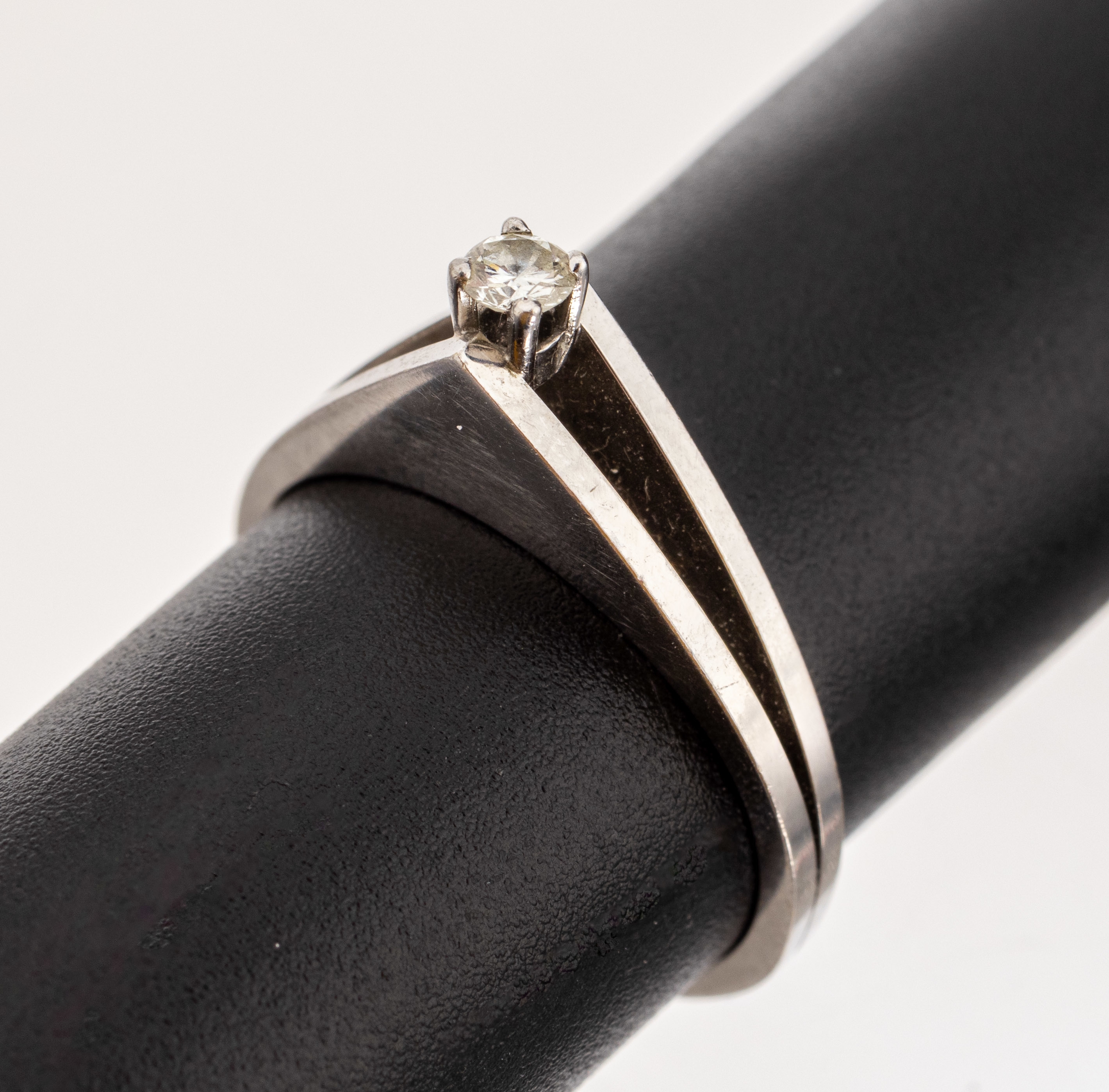 18 kt Gold Brillant Ring, WG 750/000, gepr., Brillant ca. 0.08 ct Weiss/si, RW 53, ca. 3 g